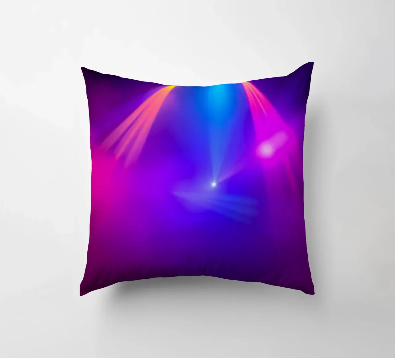 Luci di scena colorate illuminano un'atmosfera nebbiosa cuscino da DesignDoodle