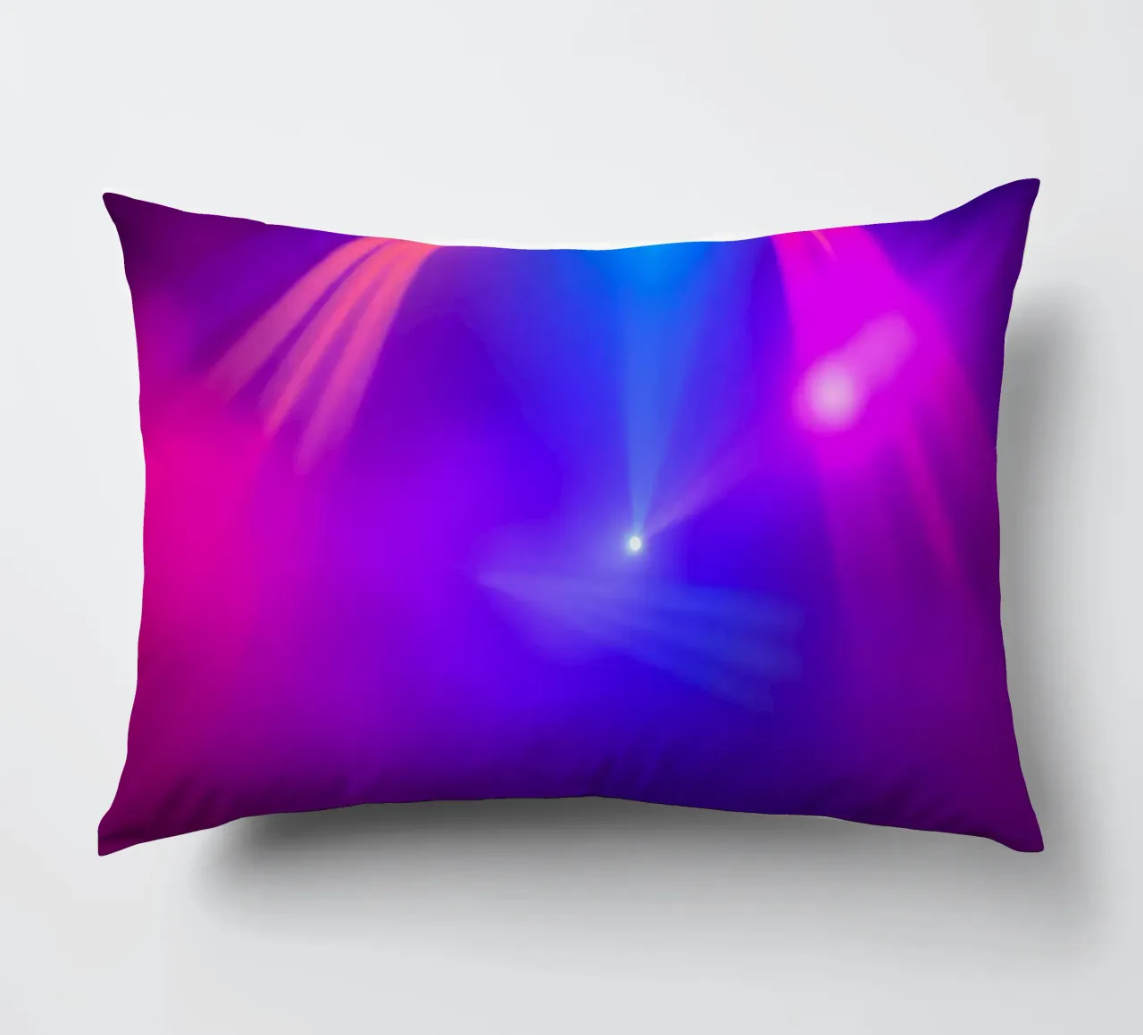 Luci di scena colorate illuminano un'atmosfera nebbiosa cuscino da DesignDoodle