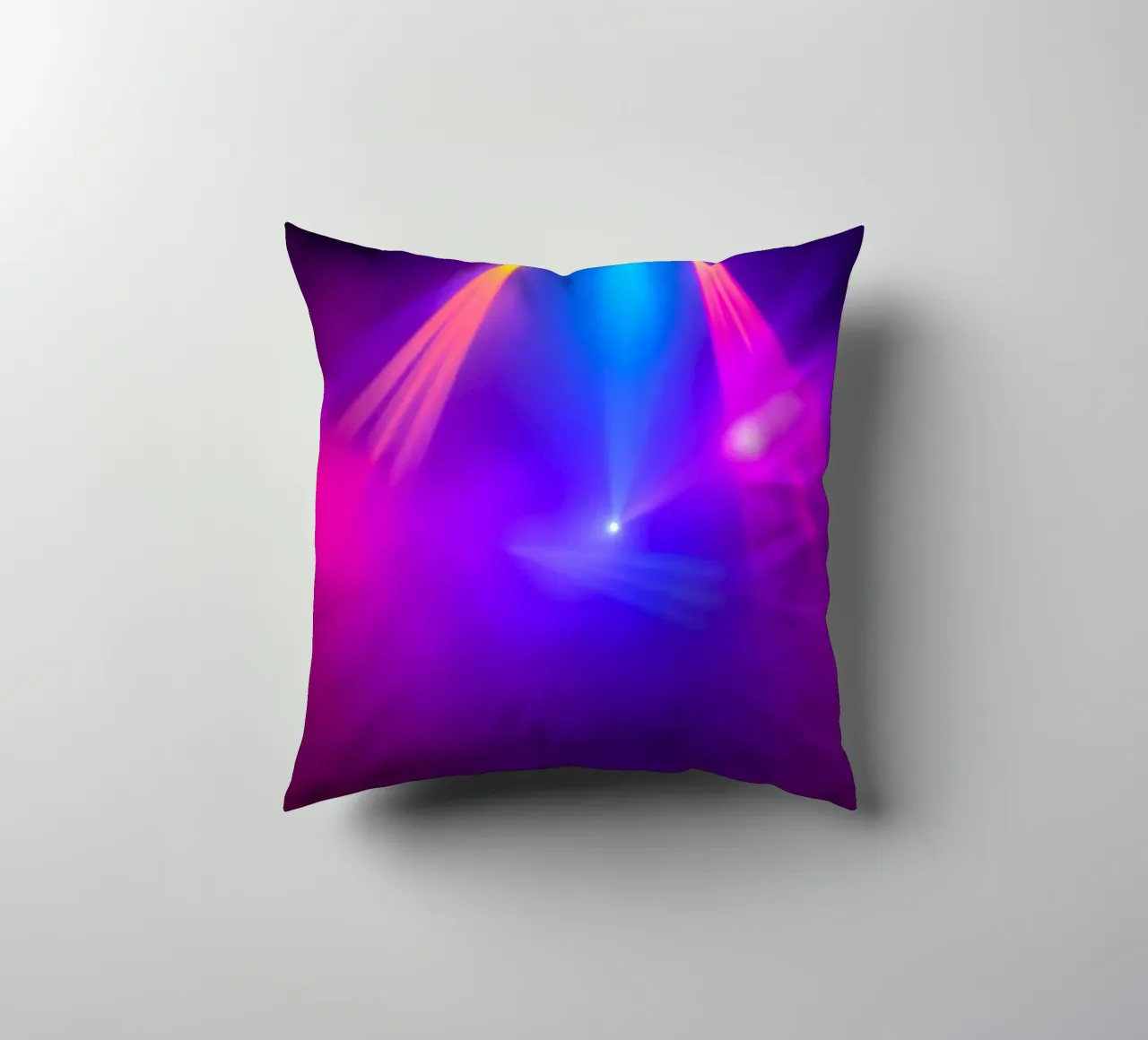 Luci di scena colorate illuminano un'atmosfera nebbiosa cuscino da DesignDoodle