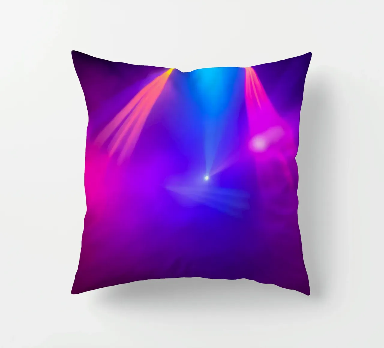 Luci di scena colorate illuminano un'atmosfera nebbiosa cuscino da DesignDoodle