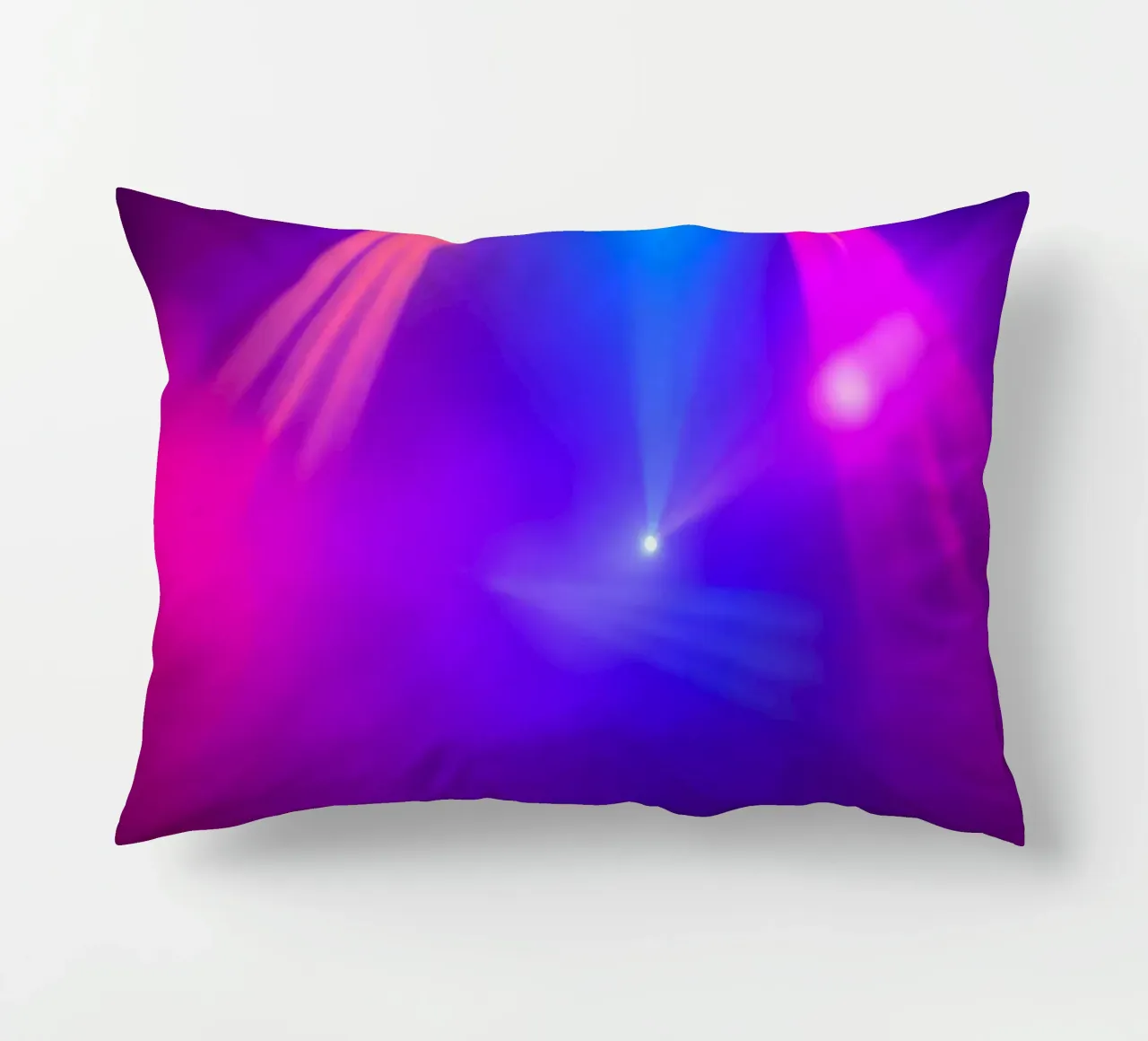 Luci di scena colorate illuminano un'atmosfera nebbiosa cuscino da DesignDoodle