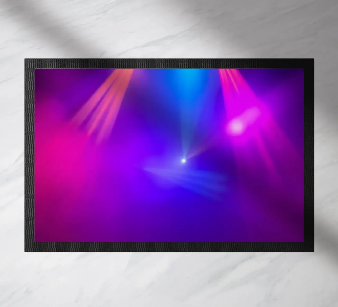 Luci di scena colorate illuminano un'atmosfera nebbiosa zerbino da DesignDoodle