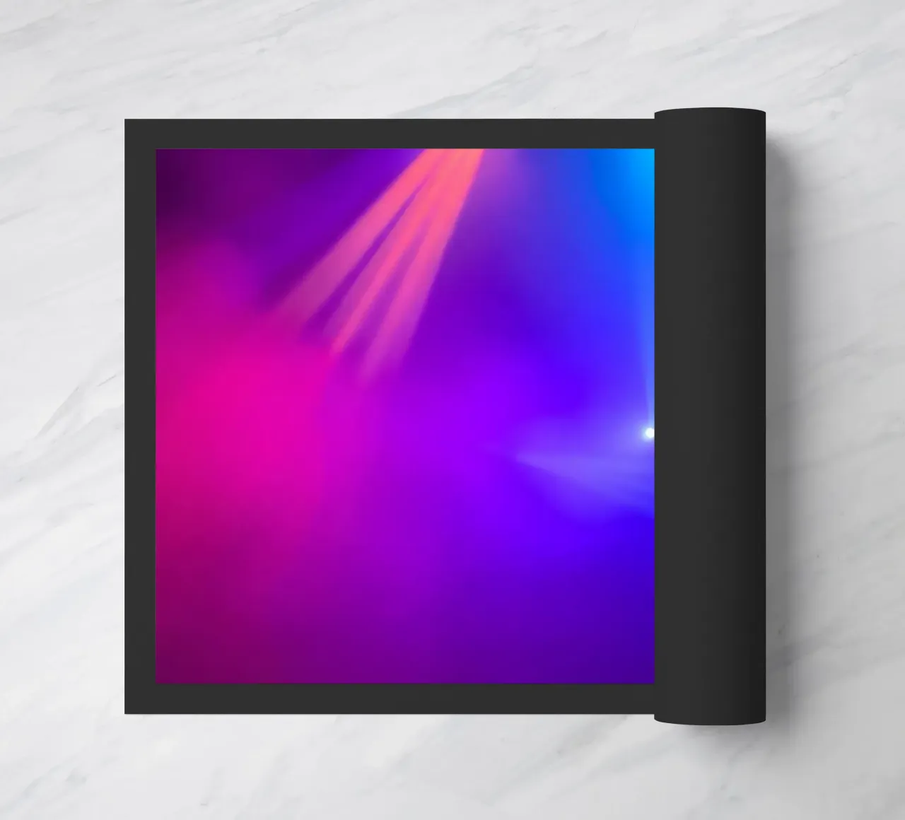 Luci di scena colorate illuminano un'atmosfera nebbiosa zerbino da DesignDoodle