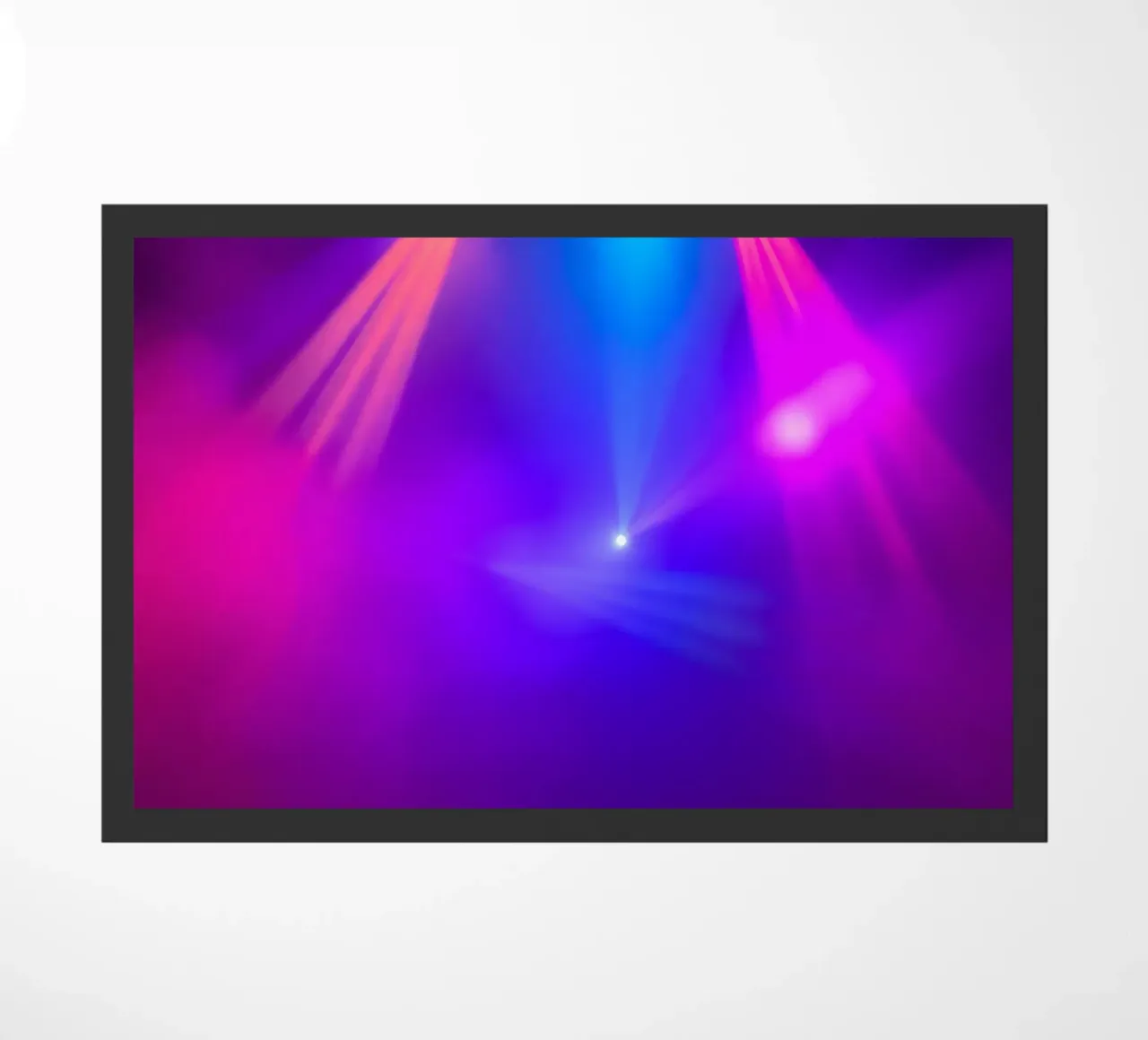 Luci di scena colorate illuminano un'atmosfera nebbiosa zerbino da DesignDoodle