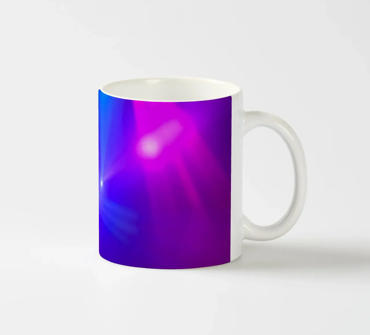 Luci di scena colorate illuminano un'atmosfera nebbiosa tazza in ceramica da DesignDoodle