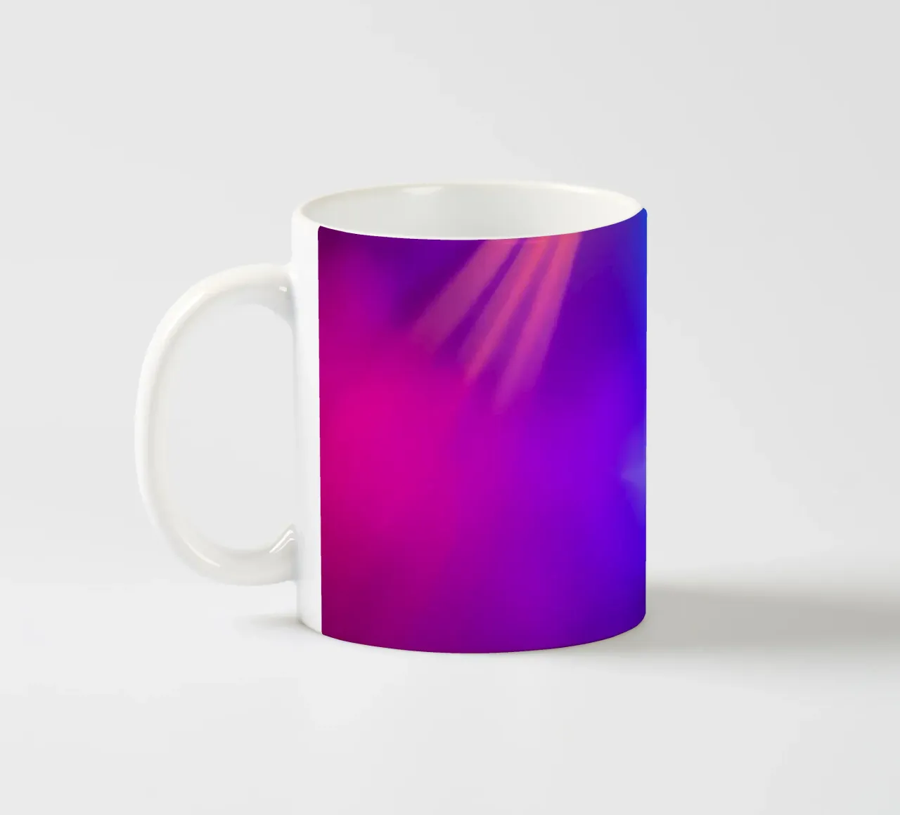 Luci di scena colorate illuminano un'atmosfera nebbiosa tazza in ceramica da DesignDoodle