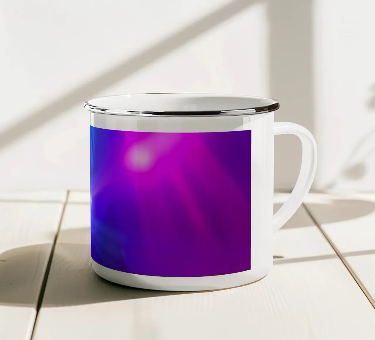 Luci di scena colorate illuminano un'atmosfera nebbiosa tazza in smalto da DesignDoodle