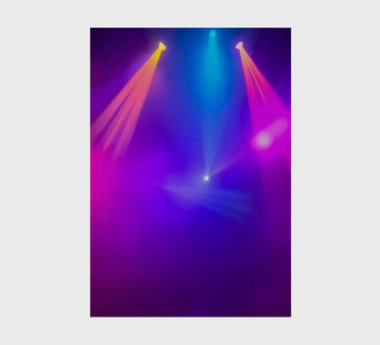 Luci di scena colorate illuminano un'atmosfera nebbiosa diario da DesignDoodle