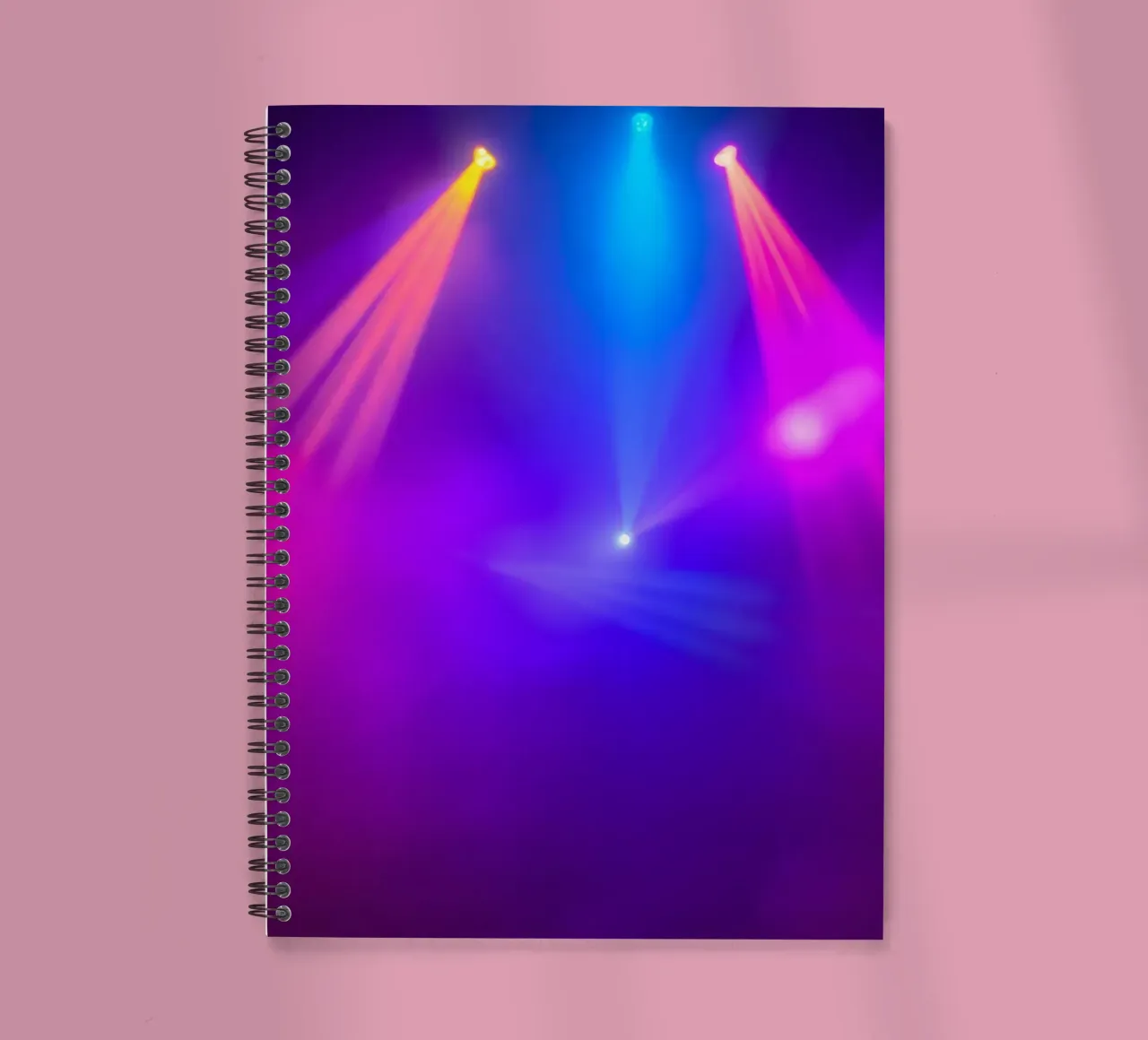 Luci di scena colorate illuminano un'atmosfera nebbiosa diario ad anelli da DesignDoodle