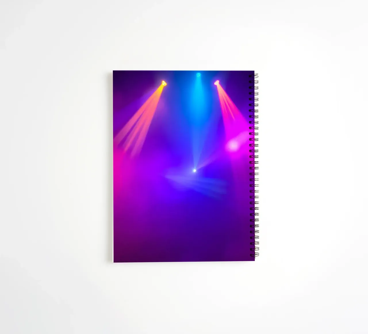 Luci di scena colorate illuminano un'atmosfera nebbiosa diario ad anelli da DesignDoodle