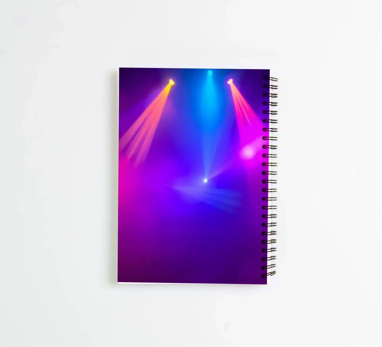 Luci di scena colorate illuminano un'atmosfera nebbiosa diario ad anelli da DesignDoodle