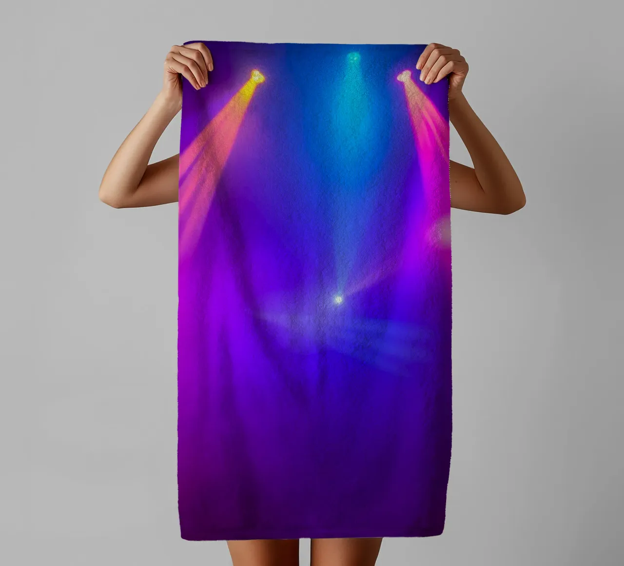 Luci di scena colorate illuminano un'atmosfera nebbiosa asciugamano da bagno da DesignDoodle