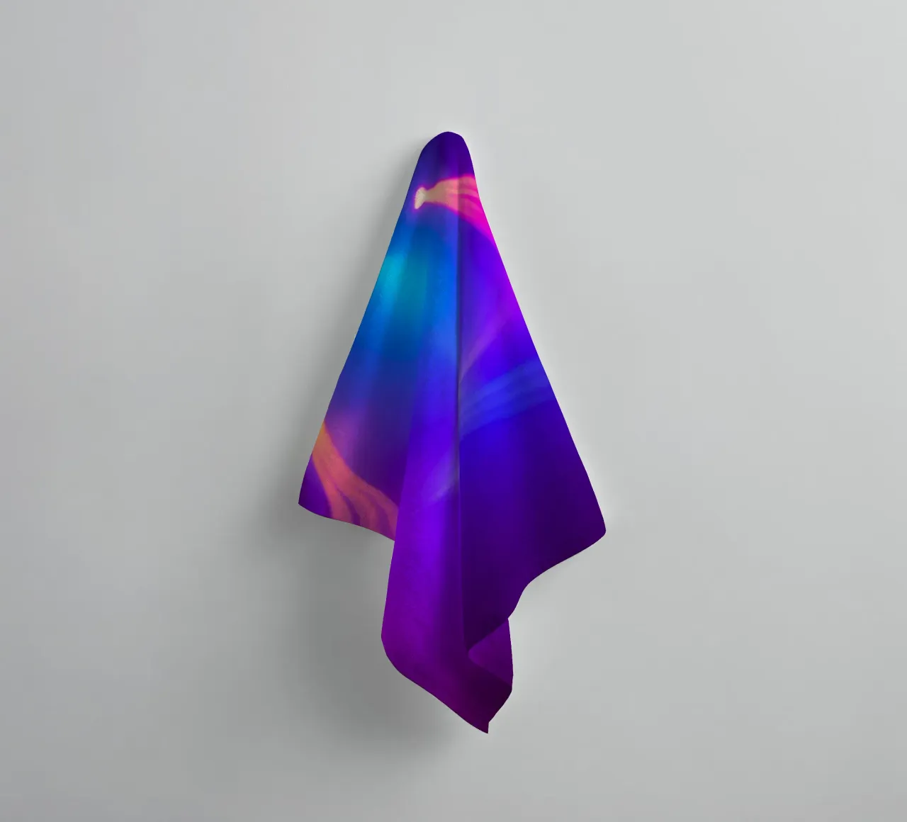 Luci di scena colorate illuminano un'atmosfera nebbiosa asciugamano da bagno da DesignDoodle