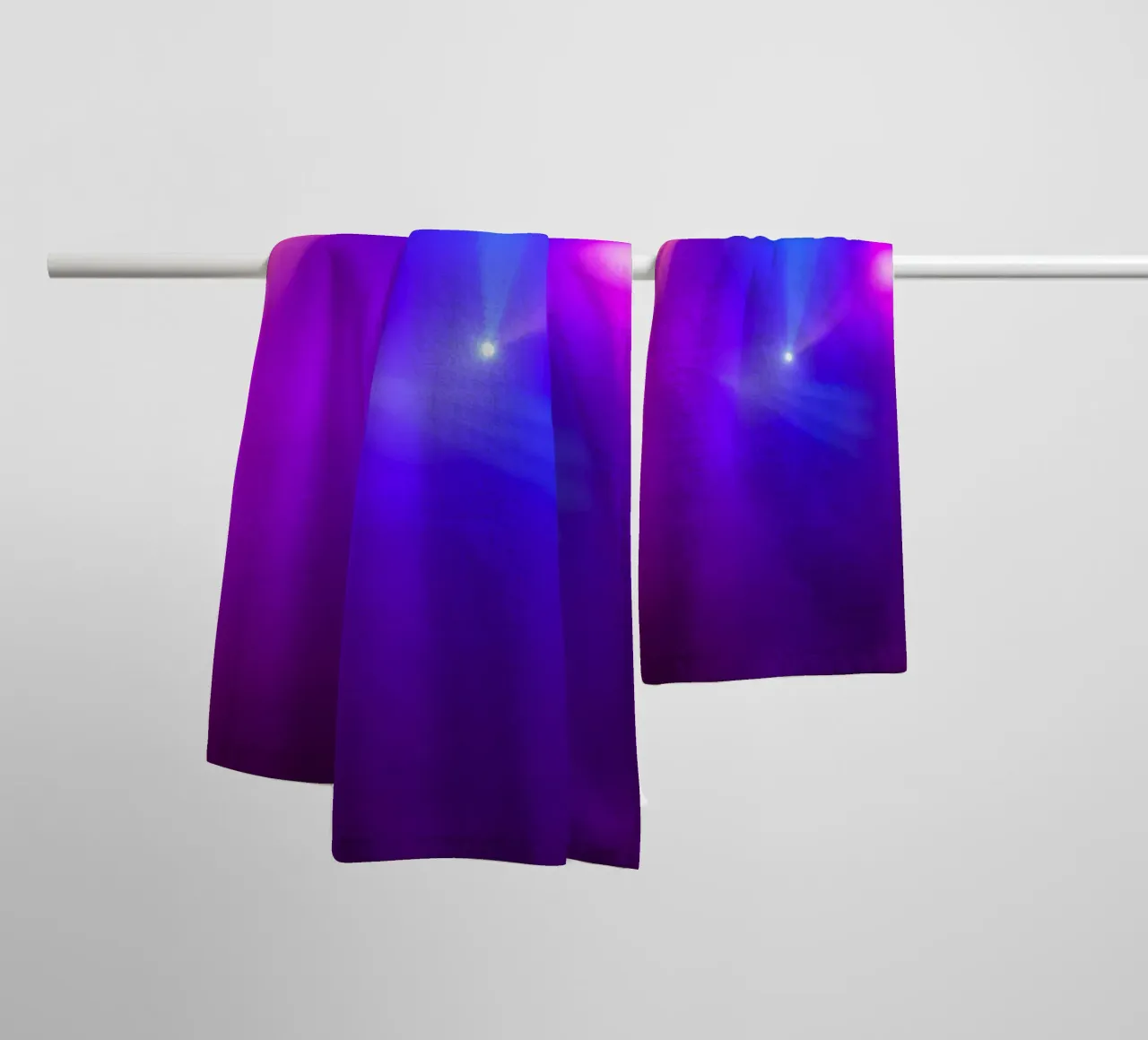 Luci di scena colorate illuminano un'atmosfera nebbiosa asciugamano da bagno da DesignDoodle