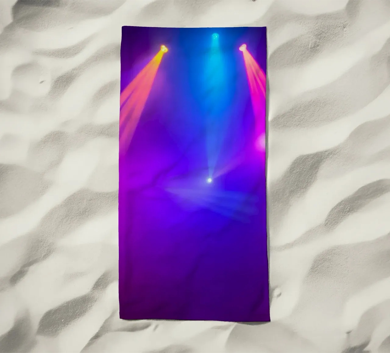 Luci di scena colorate illuminano un'atmosfera nebbiosa telo mare da DesignDoodle
