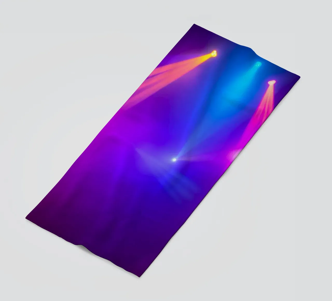 Luci di scena colorate illuminano un'atmosfera nebbiosa telo mare da DesignDoodle