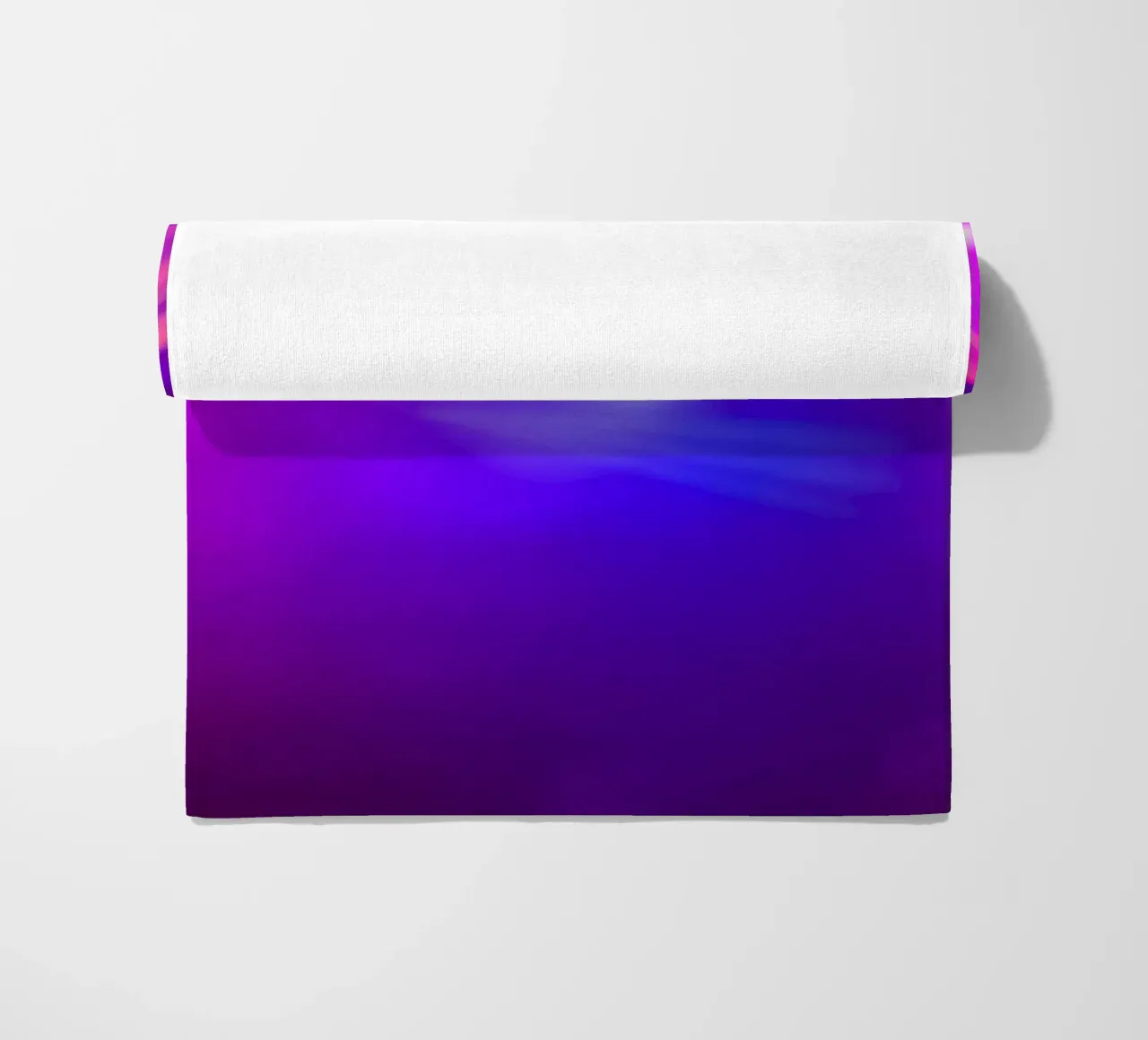 Luci di scena colorate illuminano un'atmosfera nebbiosa telo mare da DesignDoodle