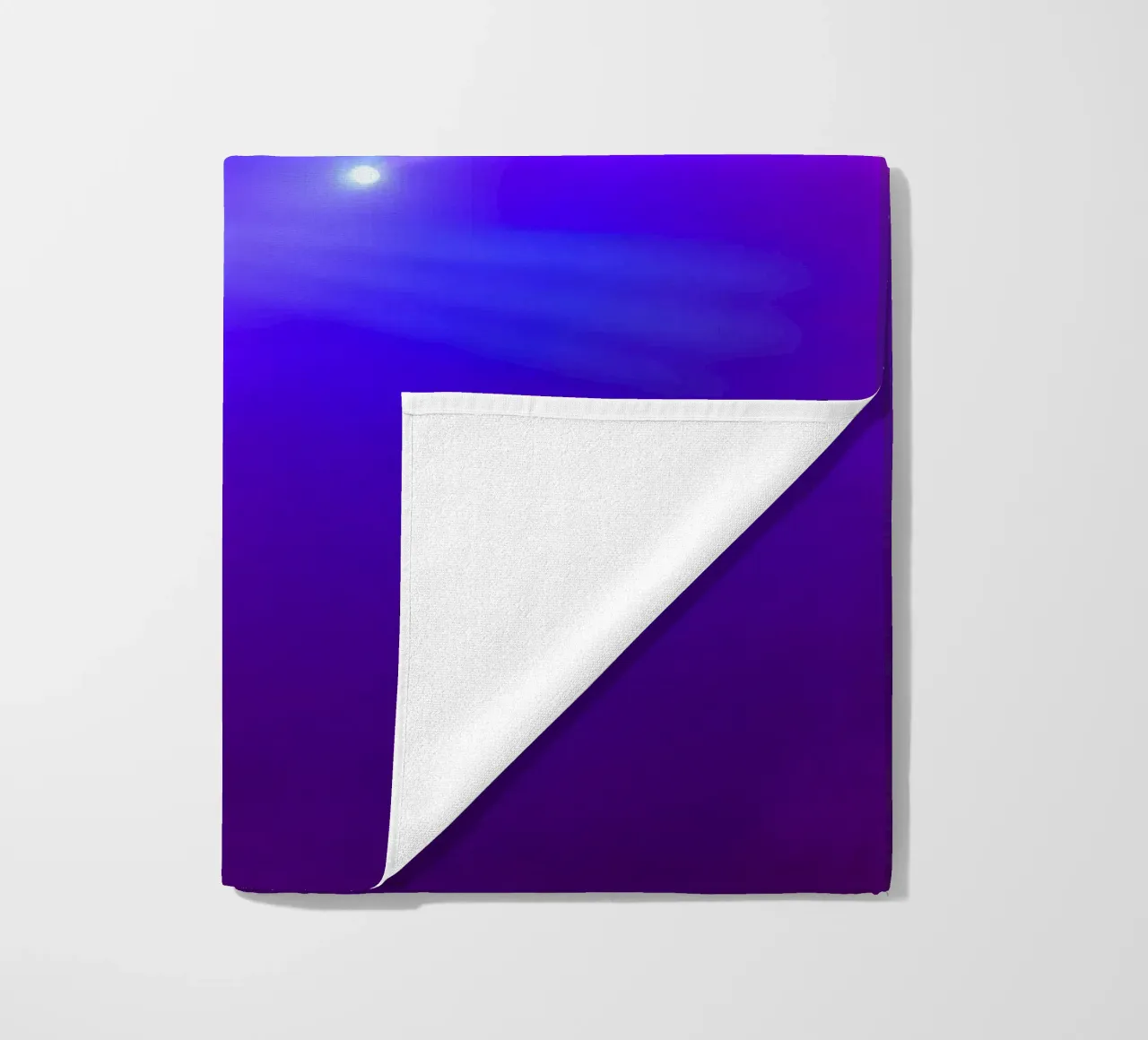 Luci di scena colorate illuminano un'atmosfera nebbiosa telo mare da DesignDoodle