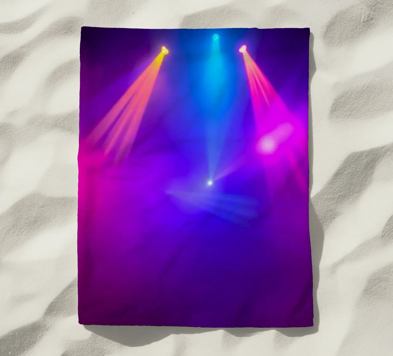 Luci di scena colorate illuminano un'atmosfera nebbiosa telo mare da DesignDoodle