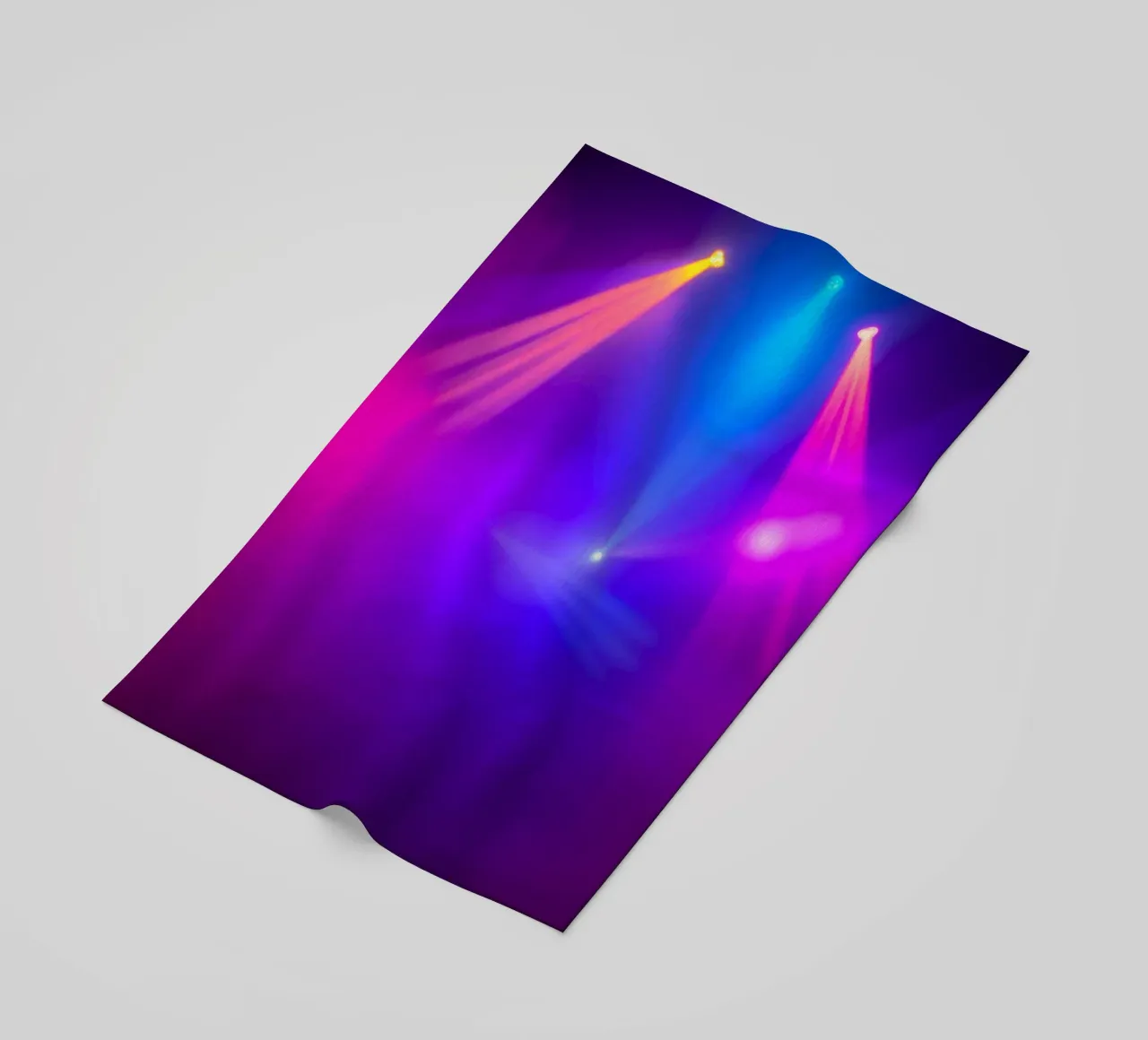 Luci di scena colorate illuminano un'atmosfera nebbiosa telo mare da DesignDoodle