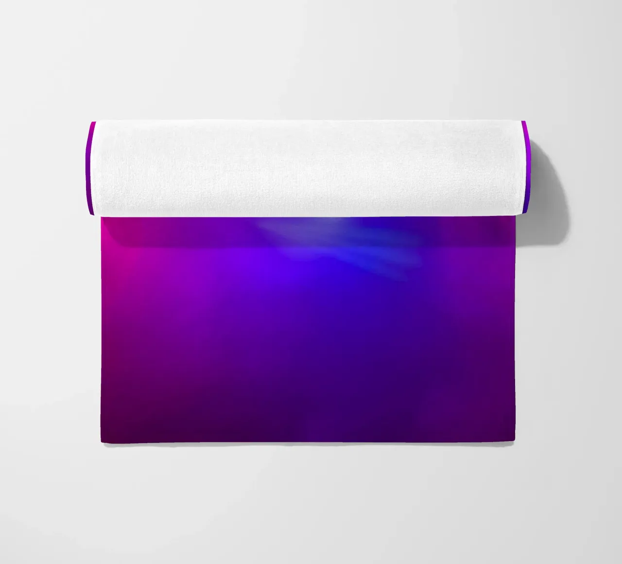 Luci di scena colorate illuminano un'atmosfera nebbiosa telo mare da DesignDoodle