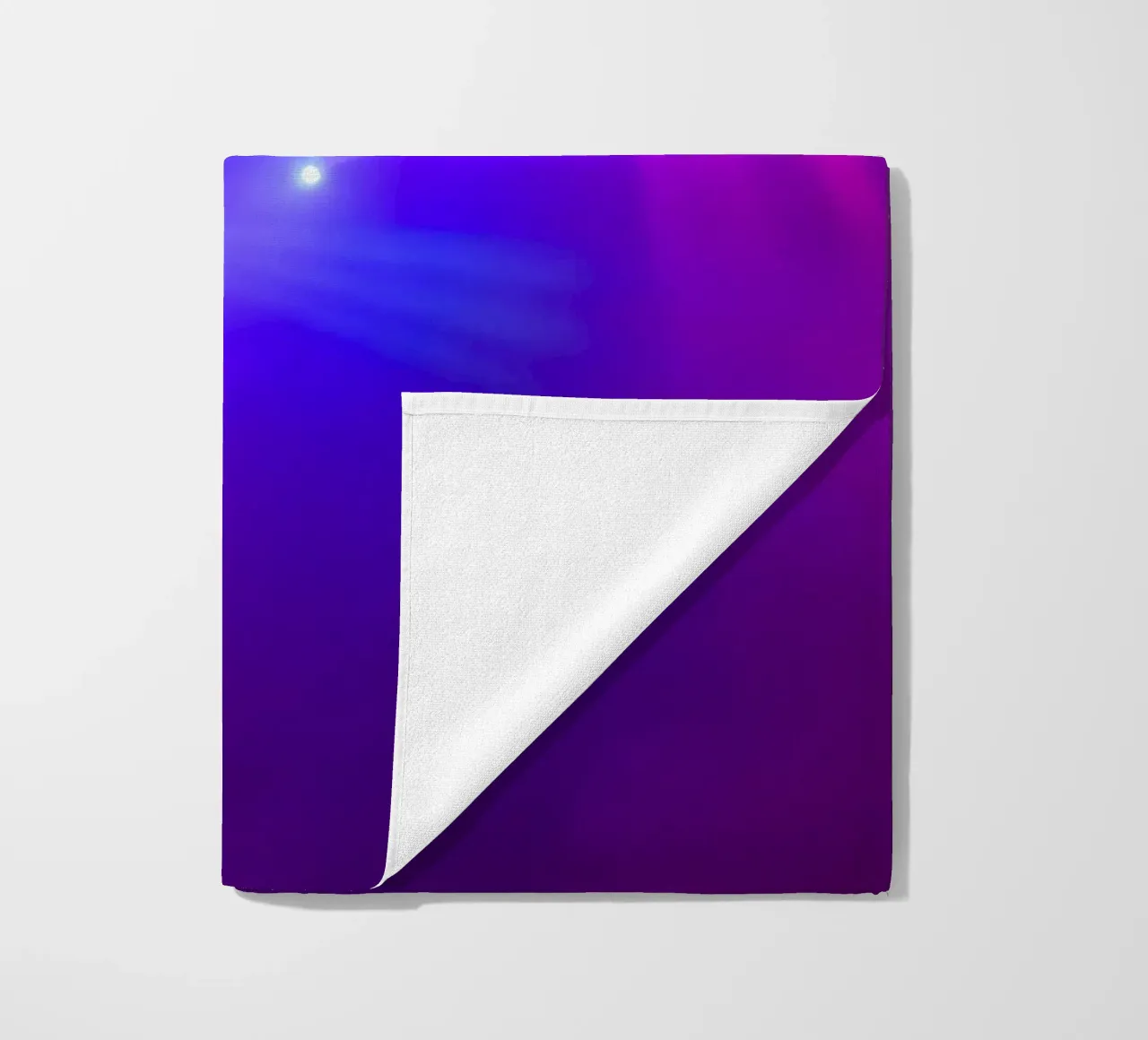 Luci di scena colorate illuminano un'atmosfera nebbiosa telo mare da DesignDoodle