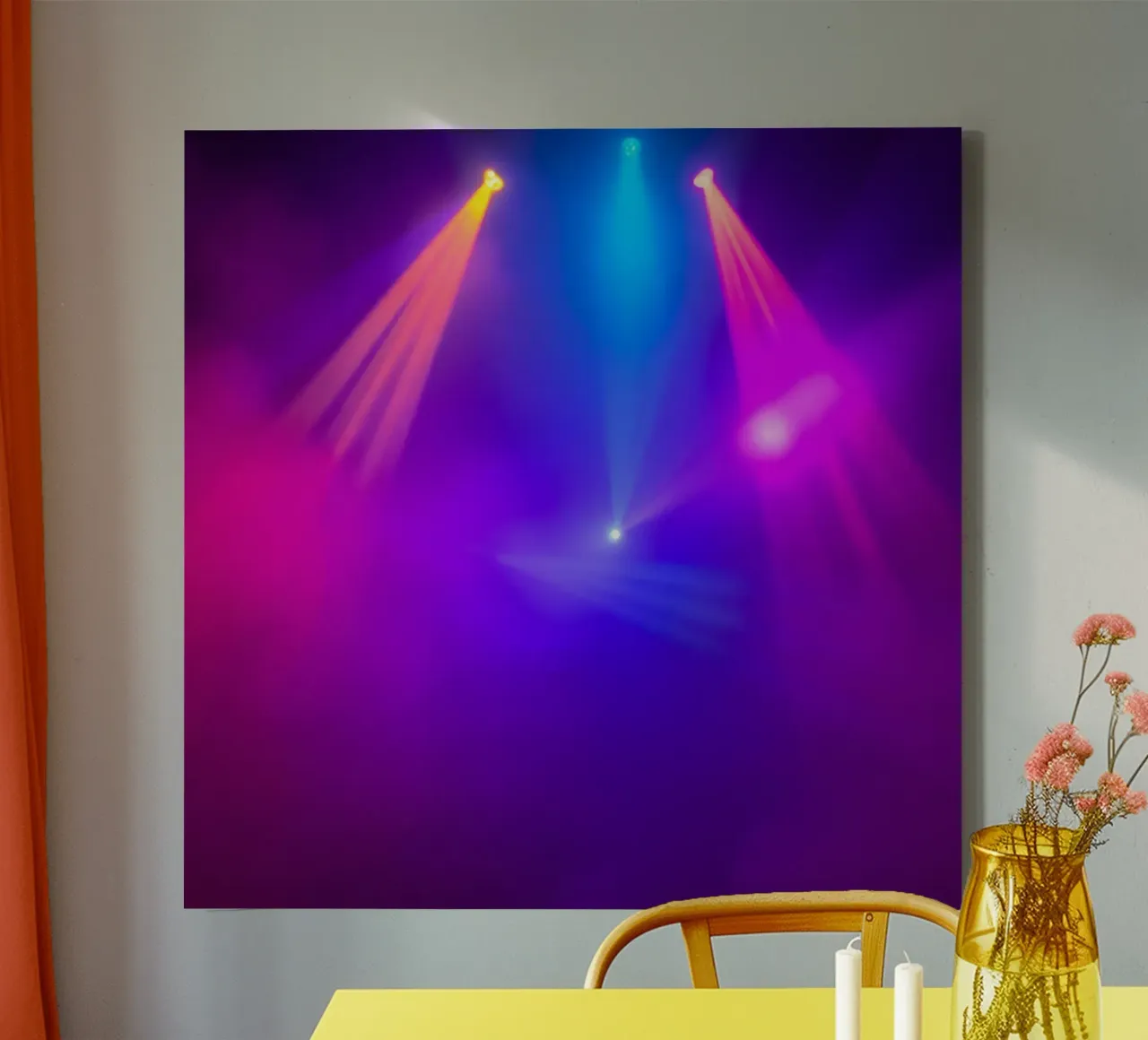 Luci di scena colorate illuminano un'atmosfera nebbiosa tela da DesignDoodle