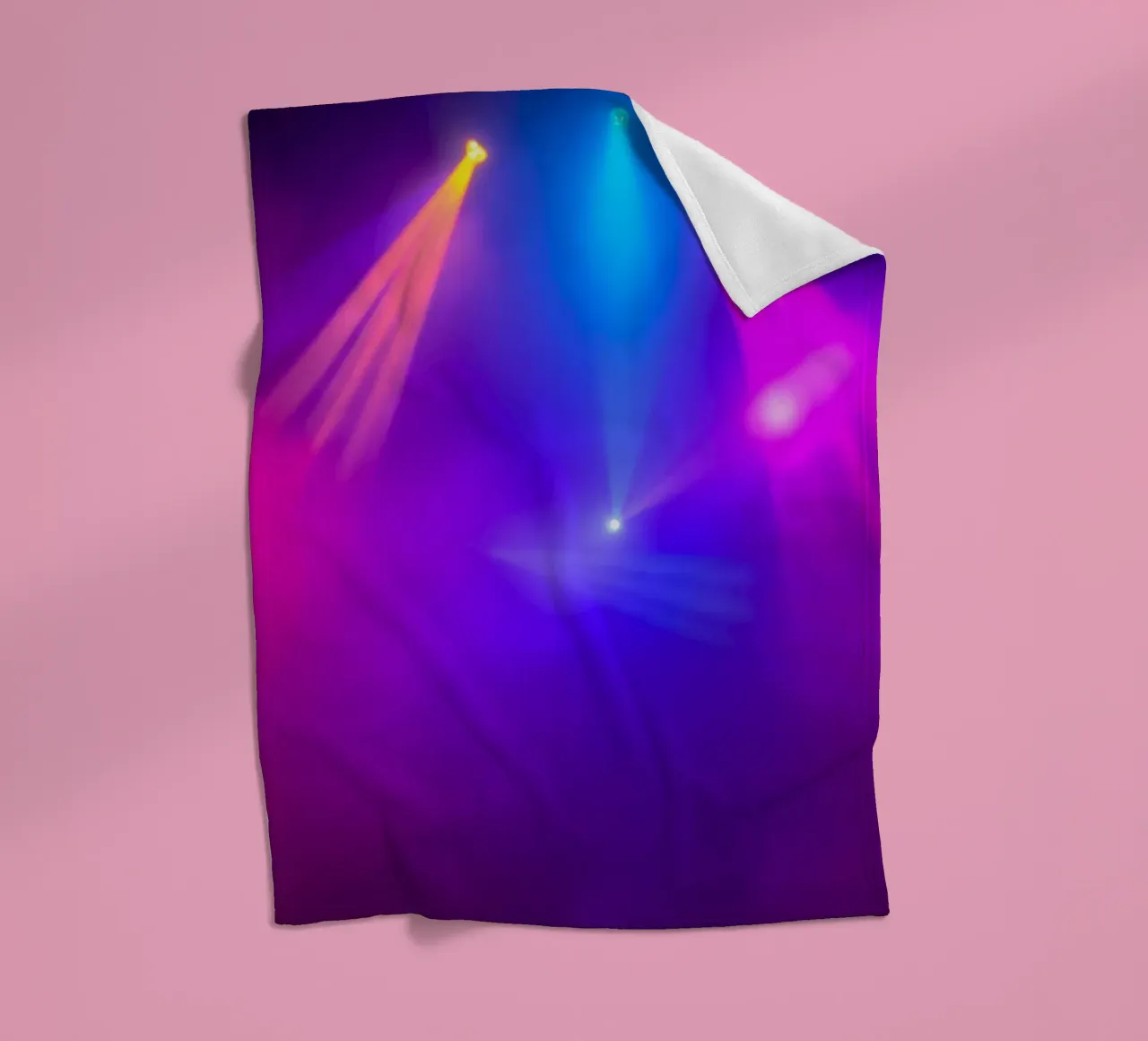 Luci di scena colorate illuminano un'atmosfera nebbiosa coperta in pile da DesignDoodle