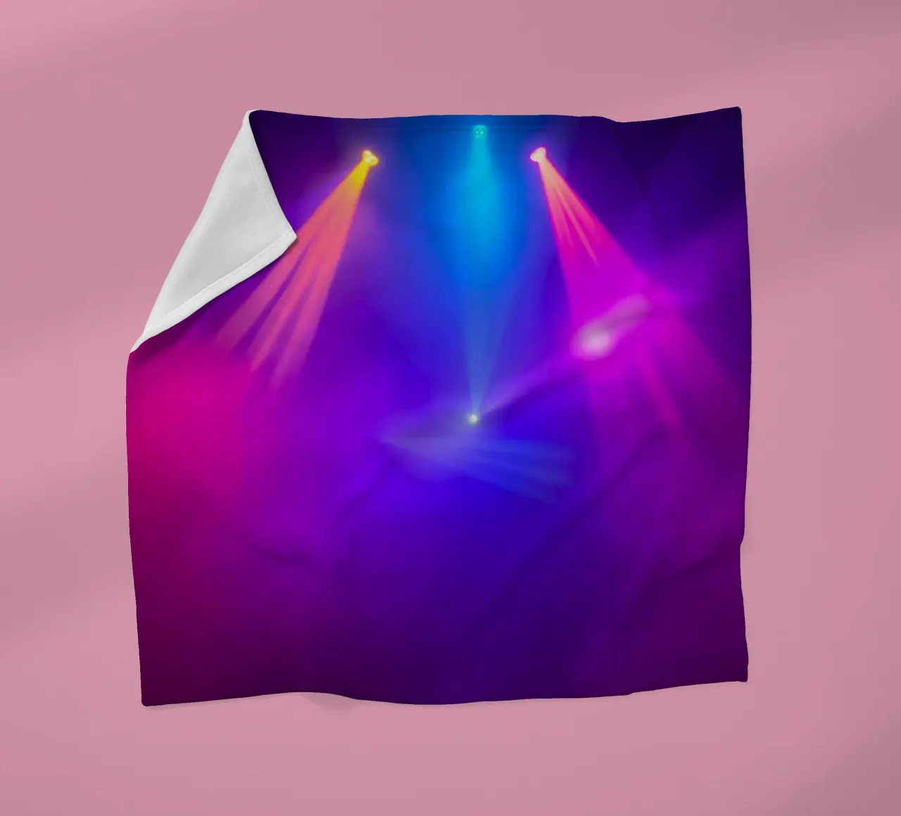 Luci di scena colorate illuminano un'atmosfera nebbiosa coperta in pile da DesignDoodle