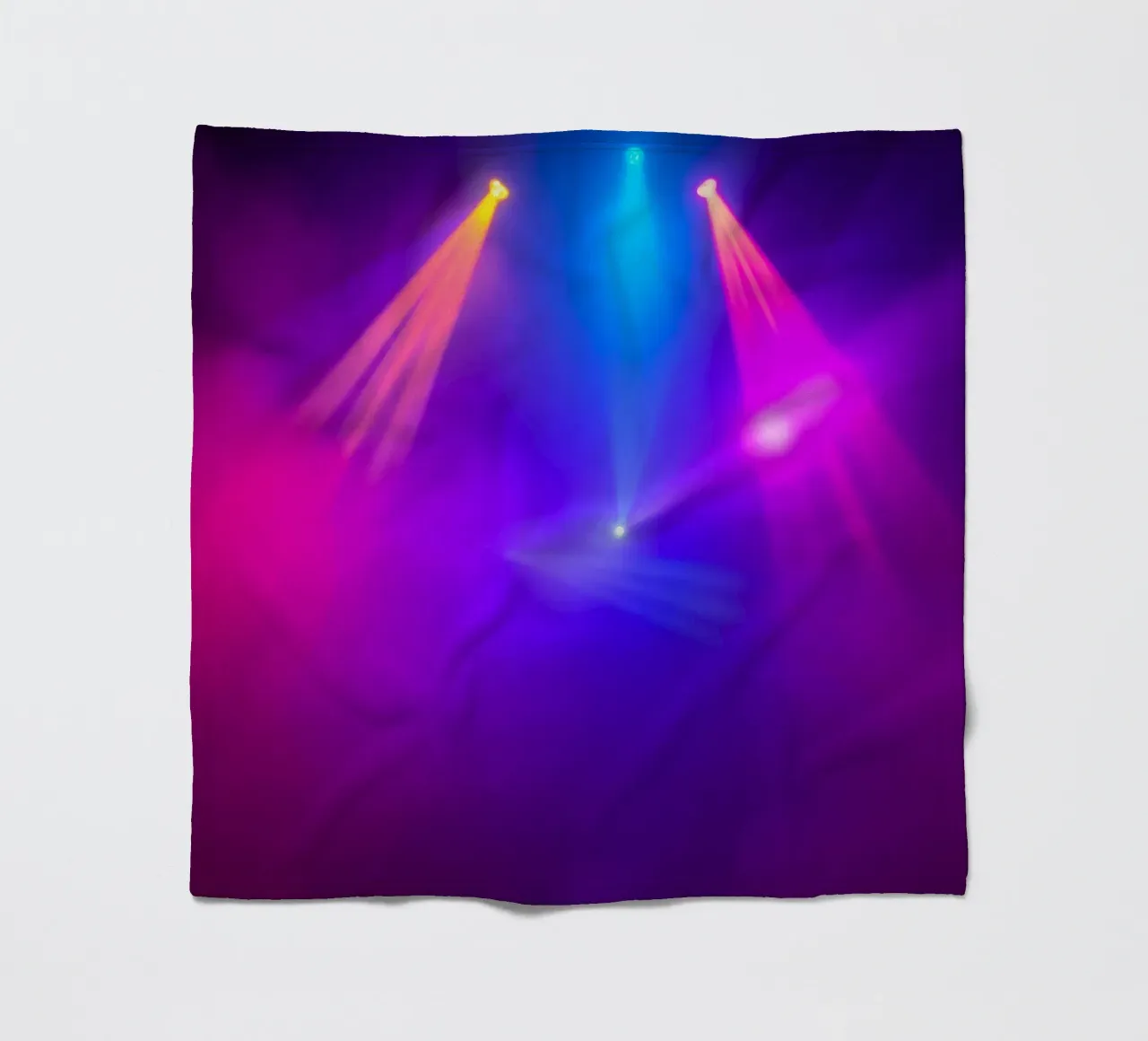 Luci di scena colorate illuminano un'atmosfera nebbiosa coperta in pile da DesignDoodle