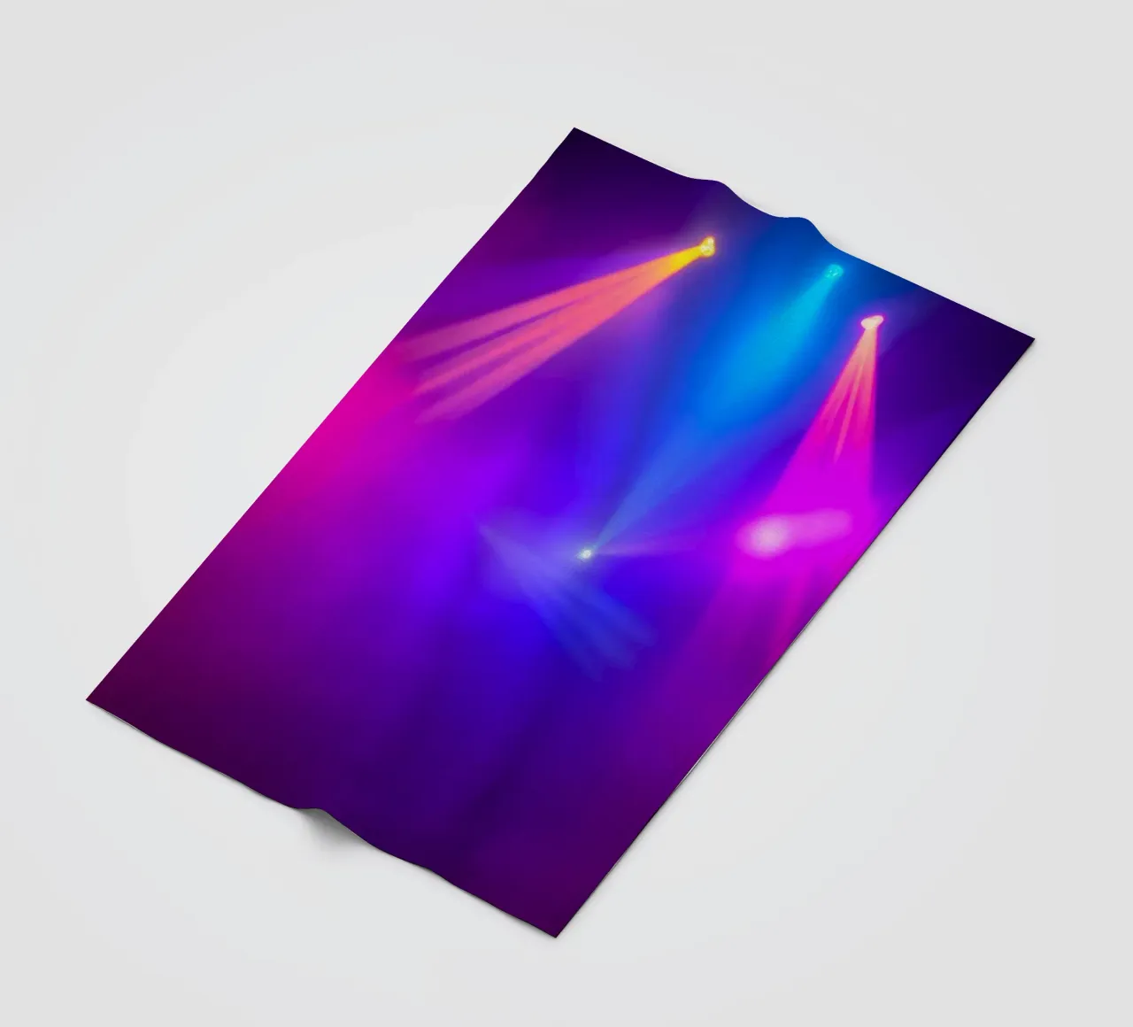 Luci di scena colorate illuminano un'atmosfera nebbiosa coperta in pile da DesignDoodle