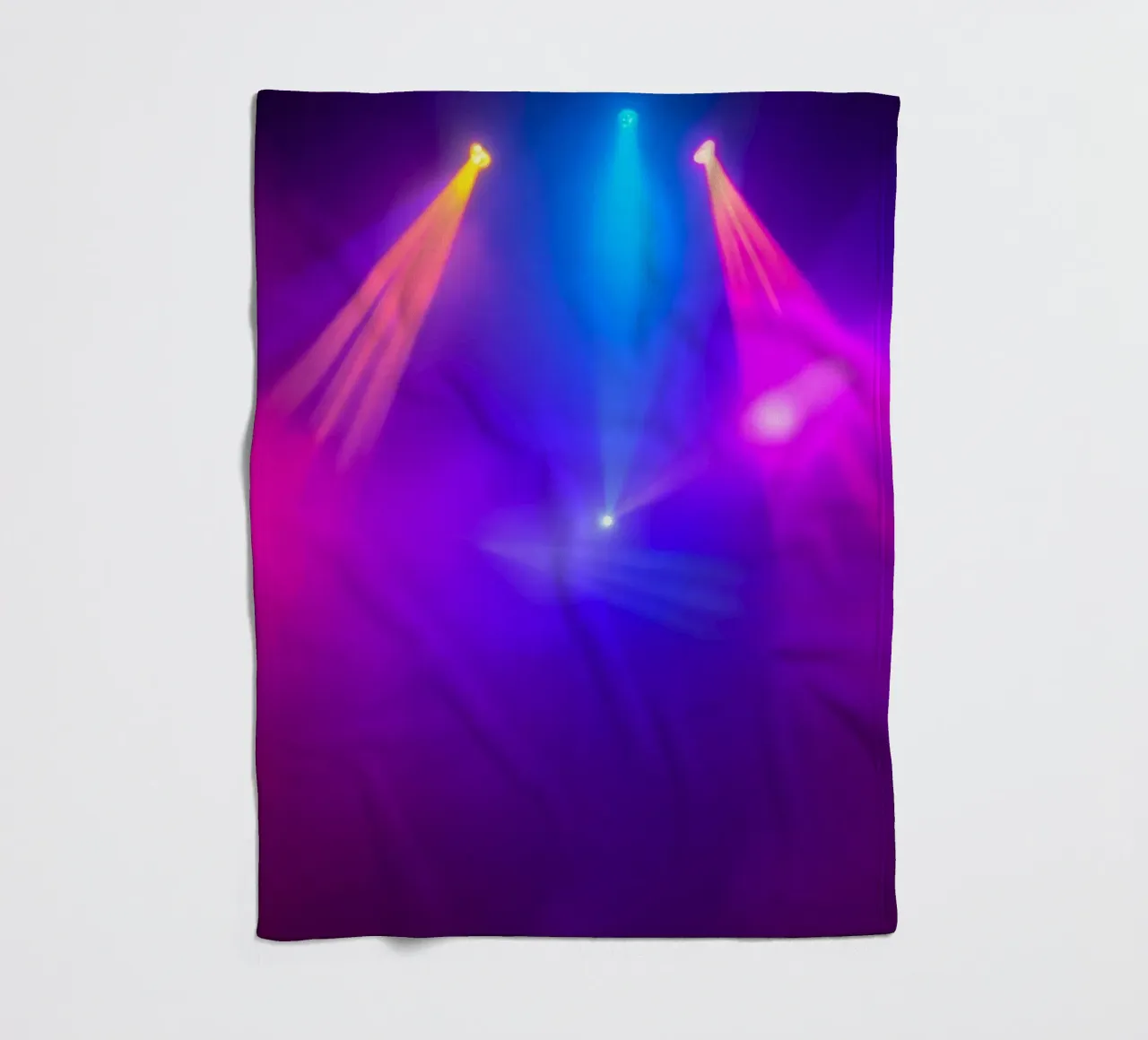 Luci di scena colorate illuminano un'atmosfera nebbiosa coperta in pile da DesignDoodle