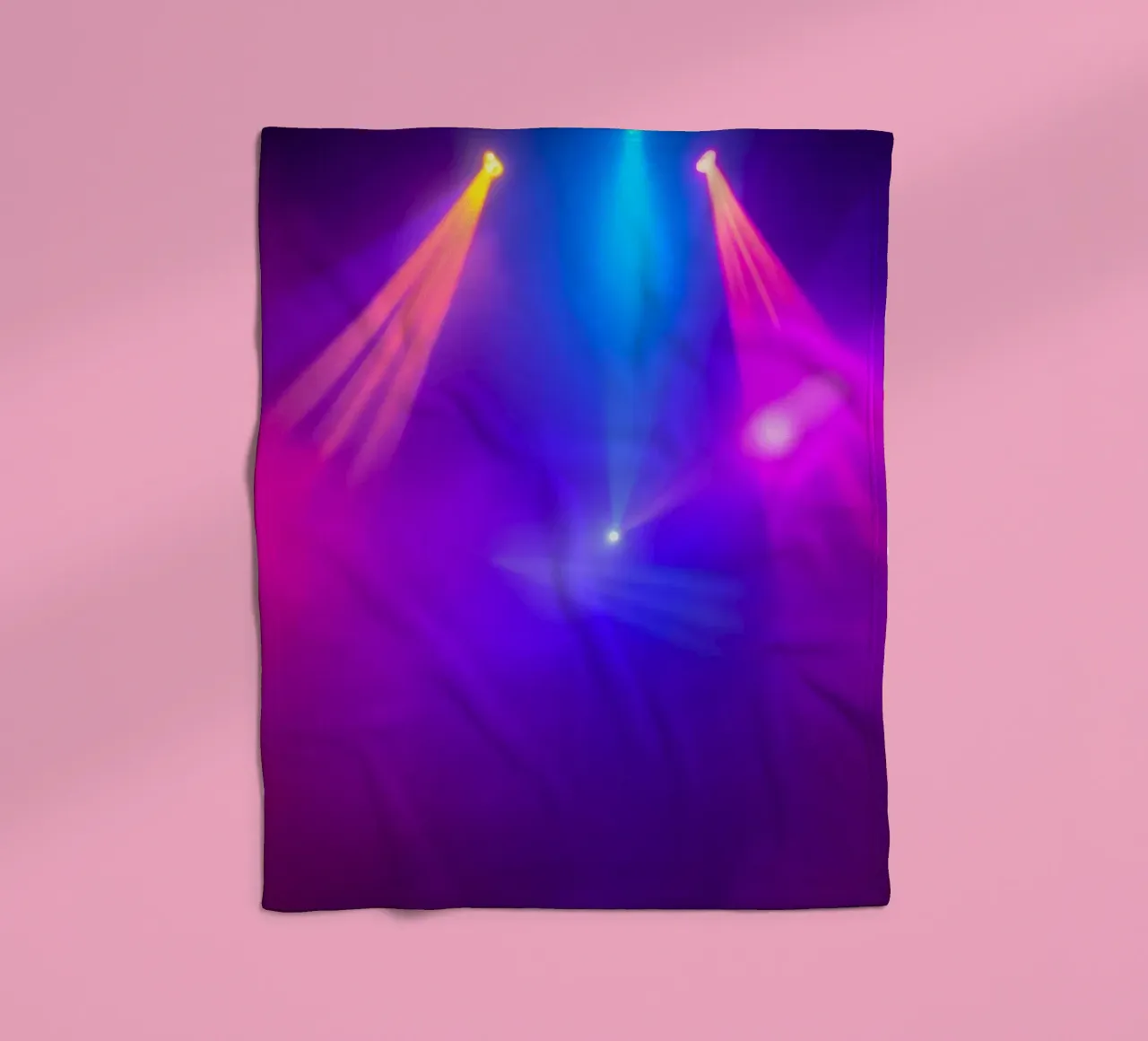 Luci di scena colorate illuminano un'atmosfera nebbiosa coperta in pile da DesignDoodle