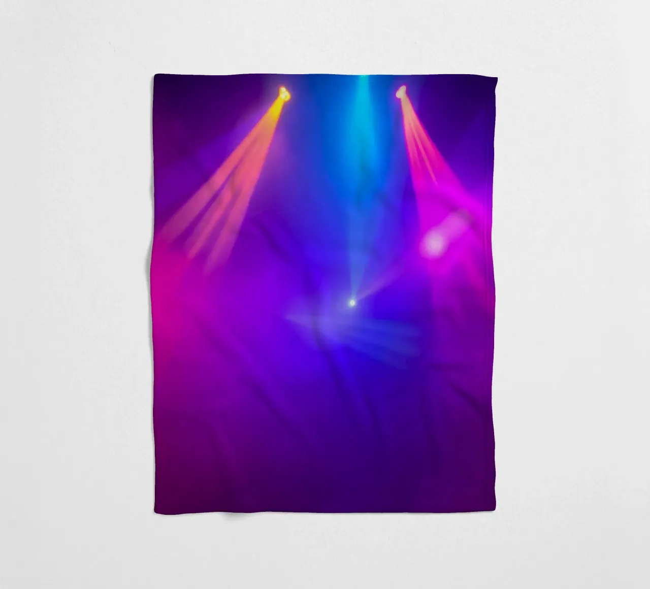 Luci di scena colorate illuminano un'atmosfera nebbiosa coperta in pile da DesignDoodle