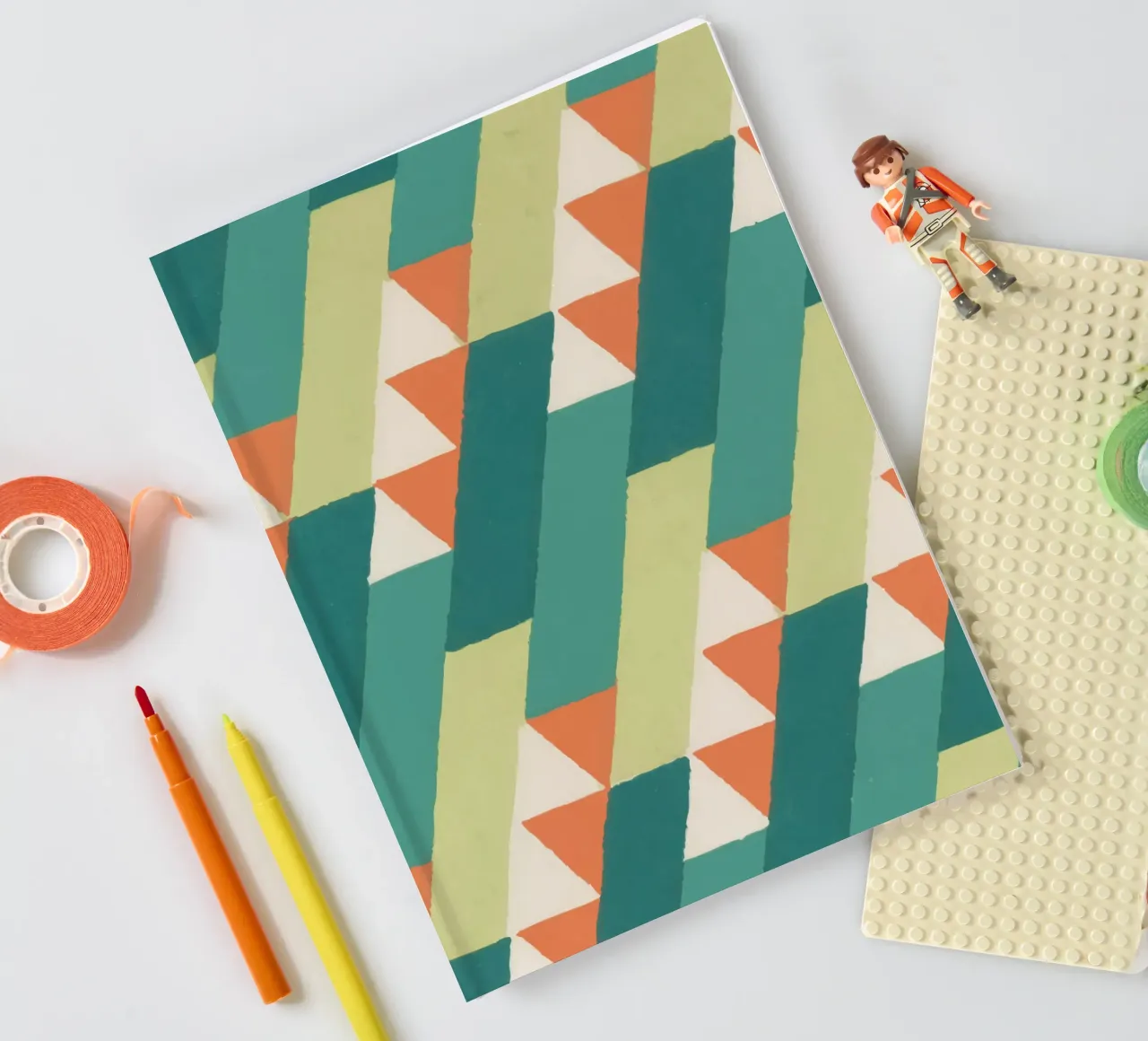 Motif géométrique en diagonale – Style rétro vibrant notebook by luciette plastique