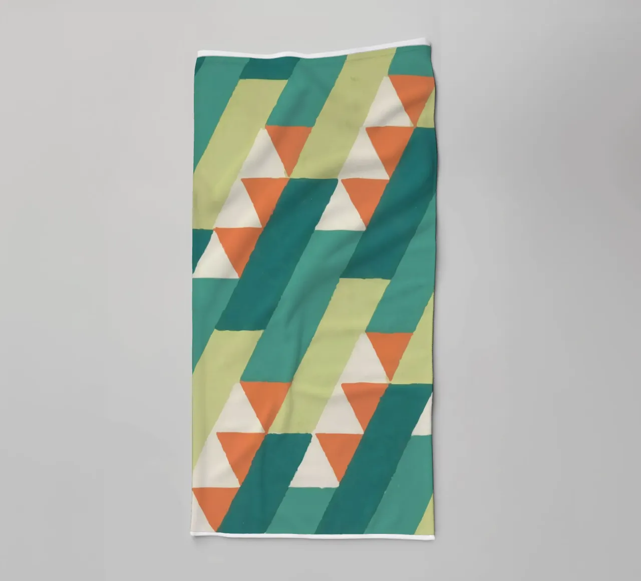 Motif géométrique en diagonale – Style rétro vibrant towel by luciette plastique