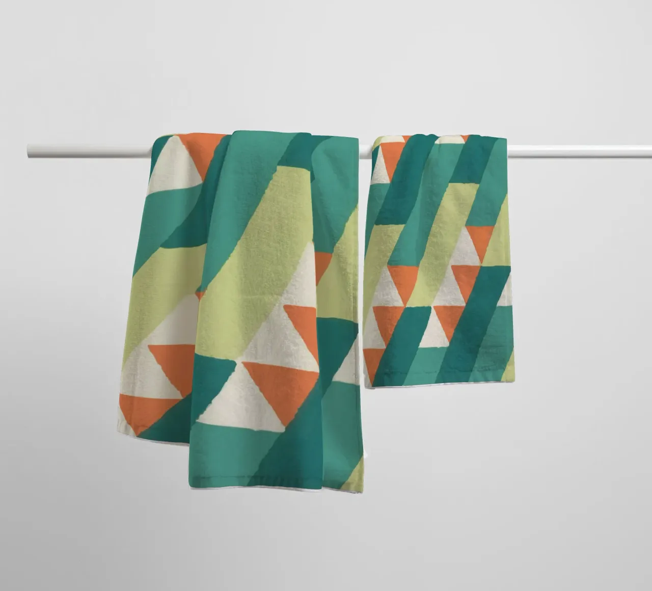 Motif géométrique en diagonale – Style rétro vibrant towel by luciette plastique