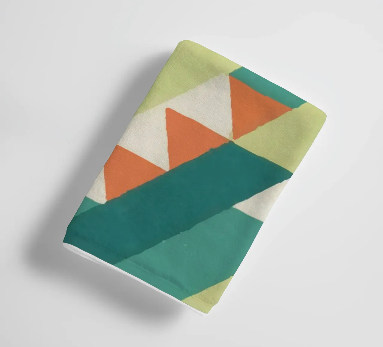 Motif géométrique en diagonale – Style rétro vibrant towel by luciette plastique