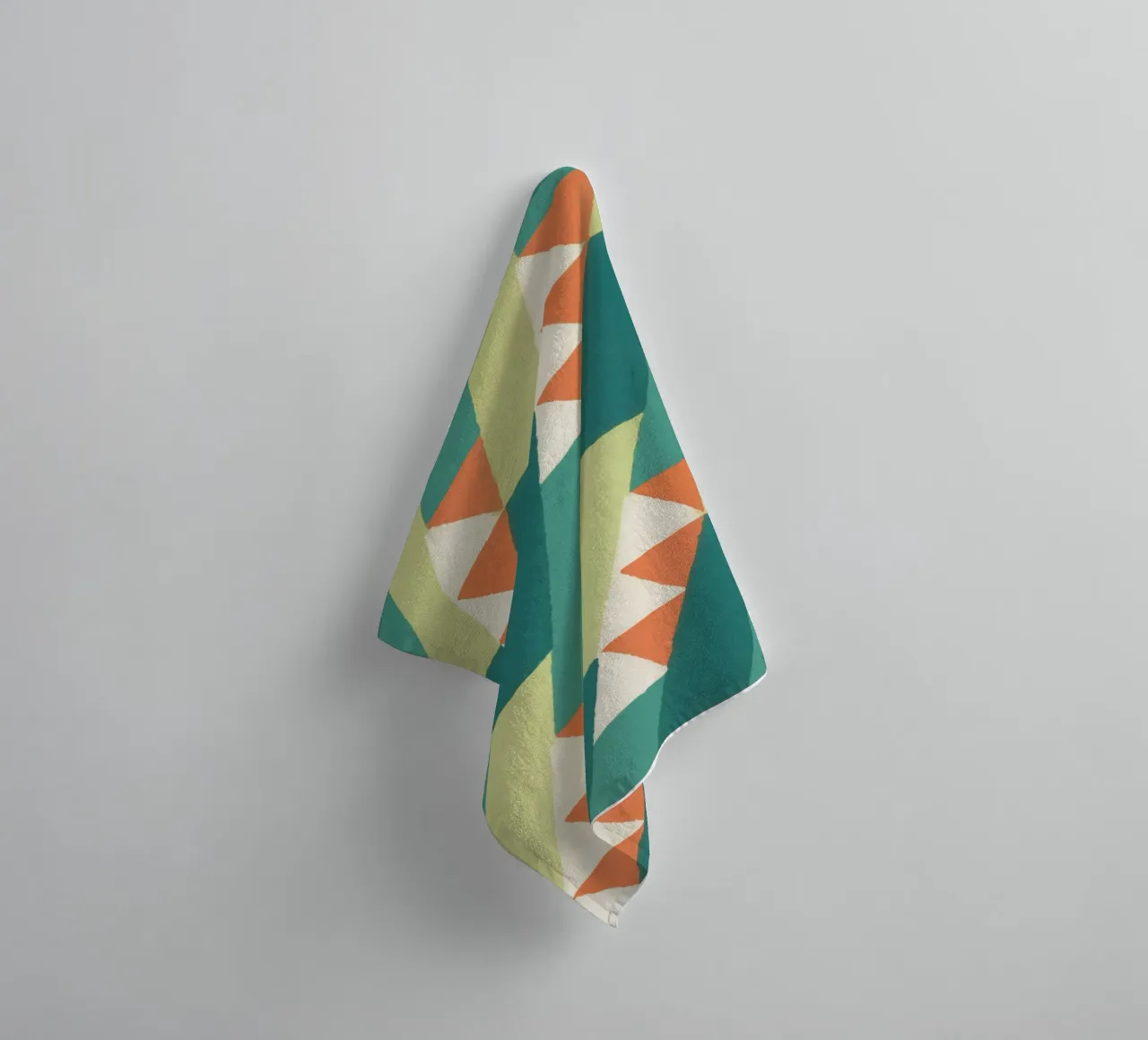 Motif géométrique en diagonale – Style rétro vibrant towel by luciette plastique