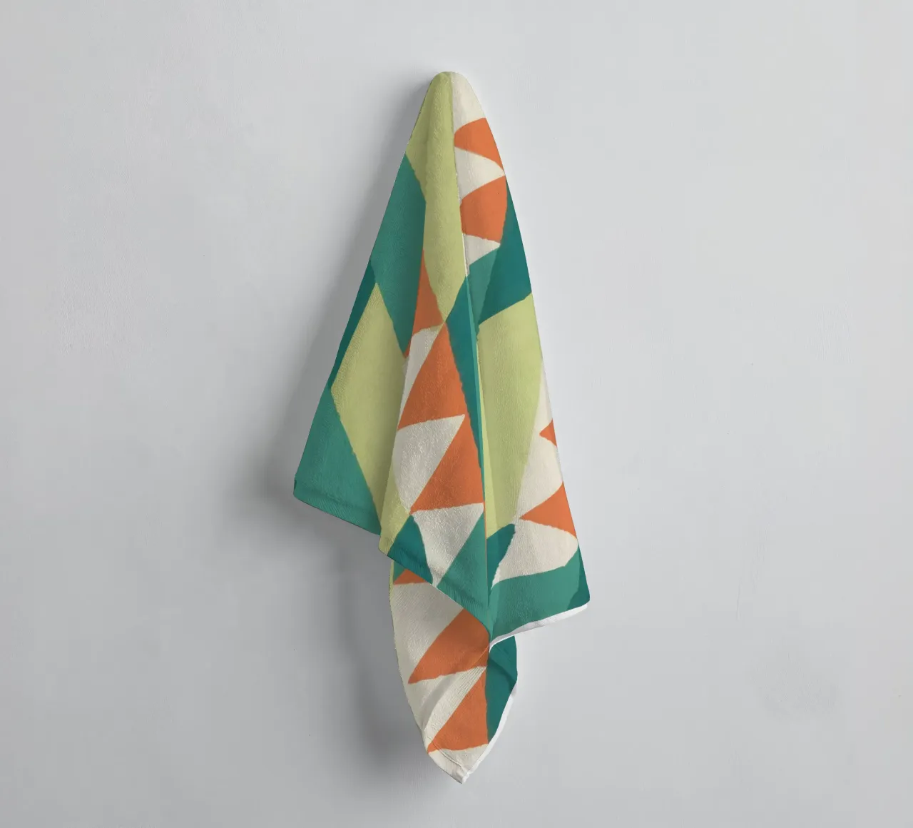 Motif géométrique en diagonale – Style rétro vibrant towel by luciette plastique