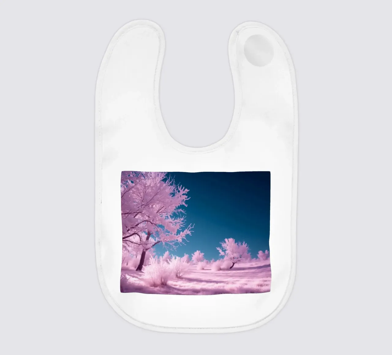 paesaggio invernale con alberi rosa e cielo azzurro bavaglino da DesignDoodle