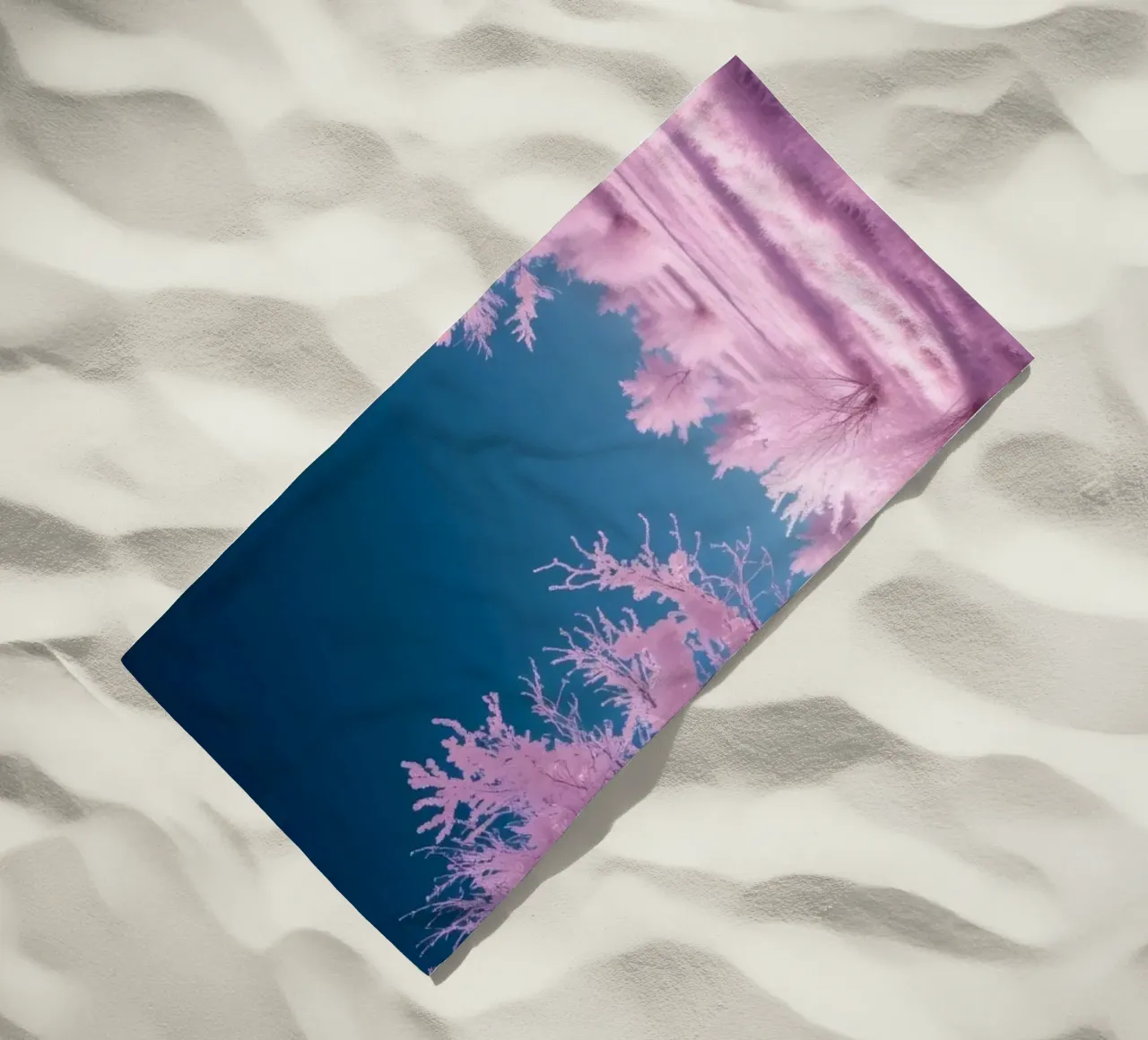 paesaggio invernale con alberi rosa e cielo azzurro telo mare da DesignDoodle