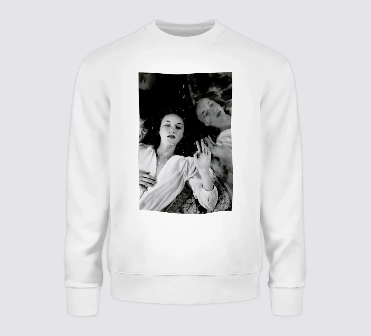 Reflection Sweatshirt von Runway Collective