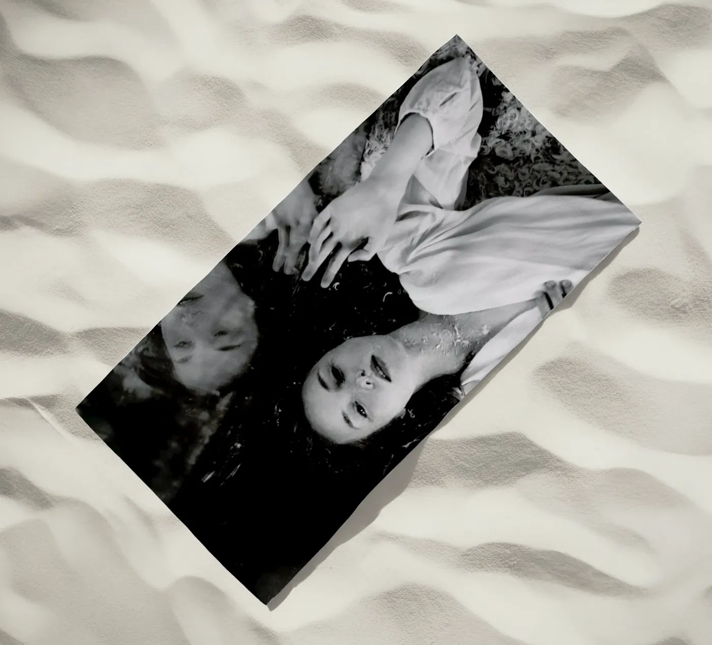 Reflection Strandtuch von Runway Collective