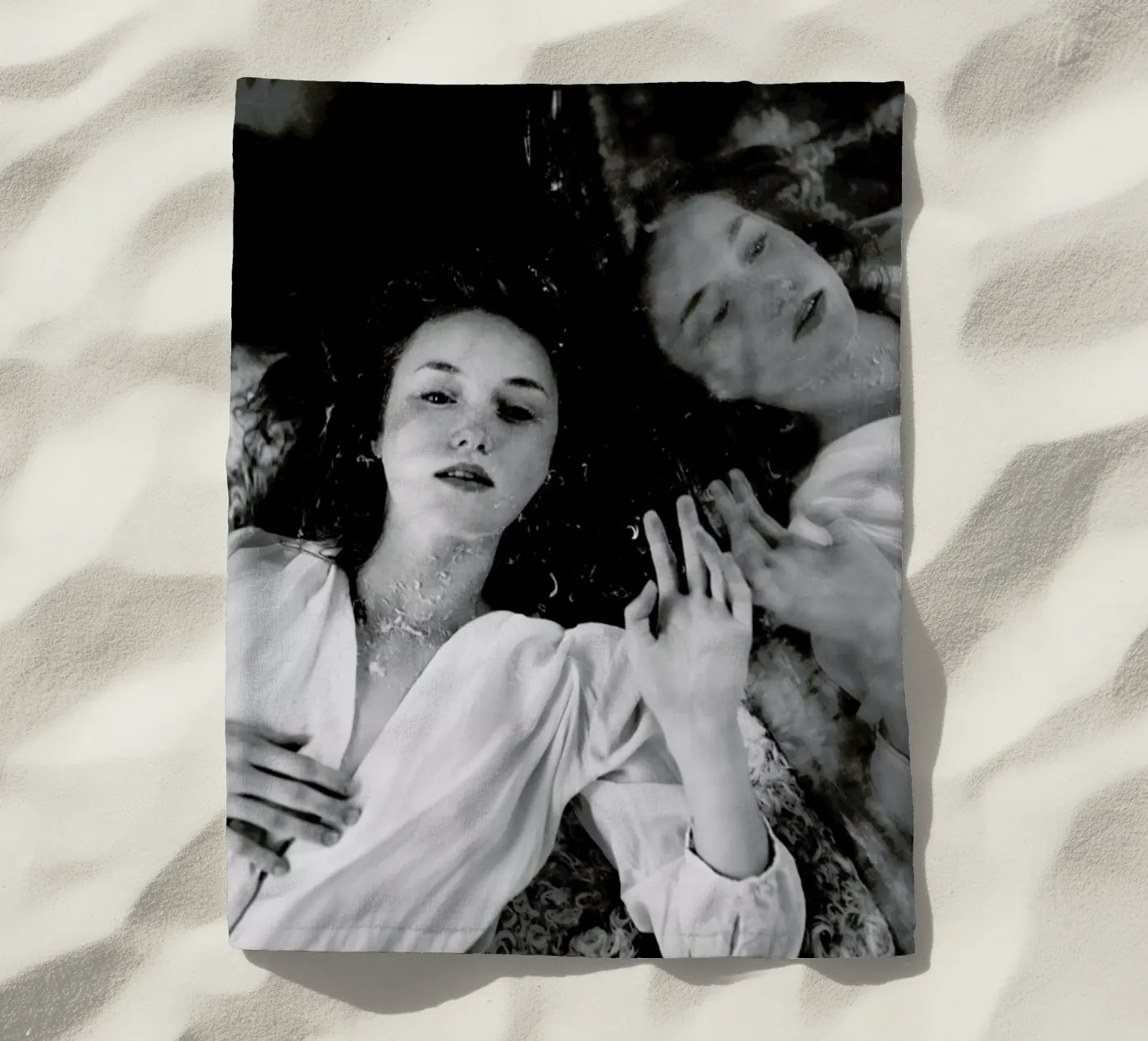 Reflection Strandtuch von Runway Collective