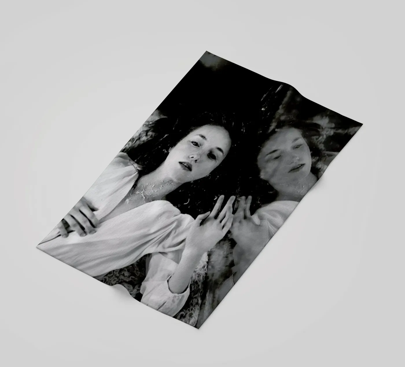 Reflection Strandtuch von Runway Collective