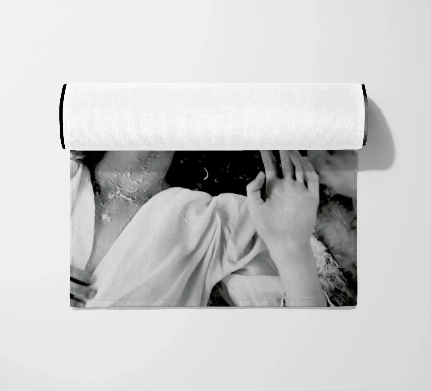 Reflection Strandtuch von Runway Collective