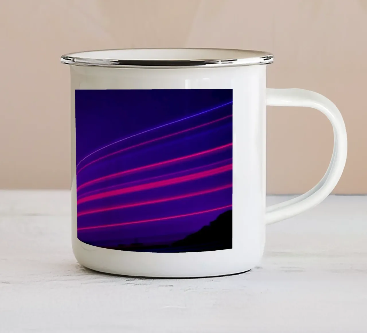 Vibranti scie luminose illuminano il cielo notturno tazza in smalto da DesignDoodle