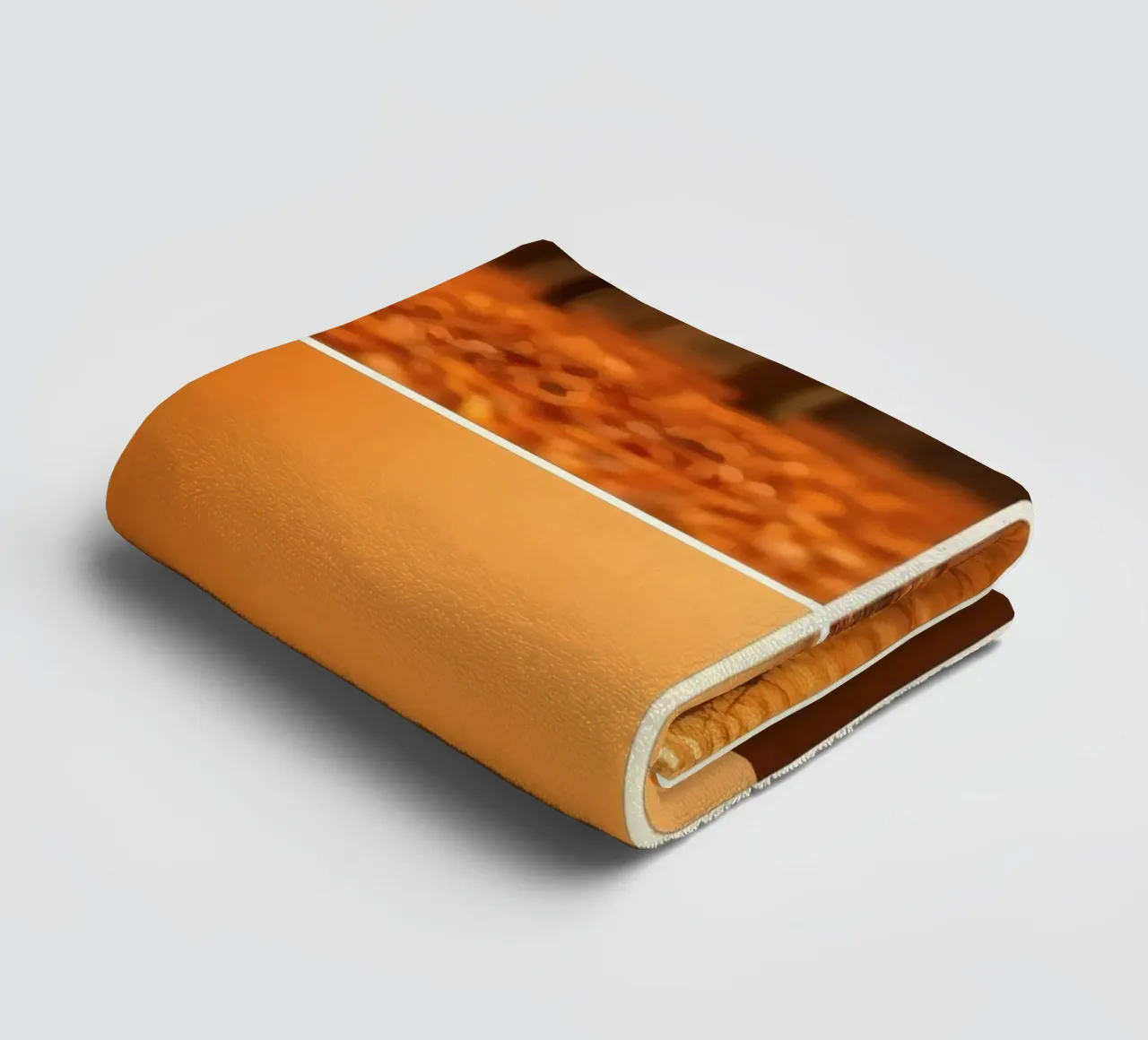 fogliame autunnale e foglie che cadono in una foresta serena asciugamano da bagno da DesignDoodle