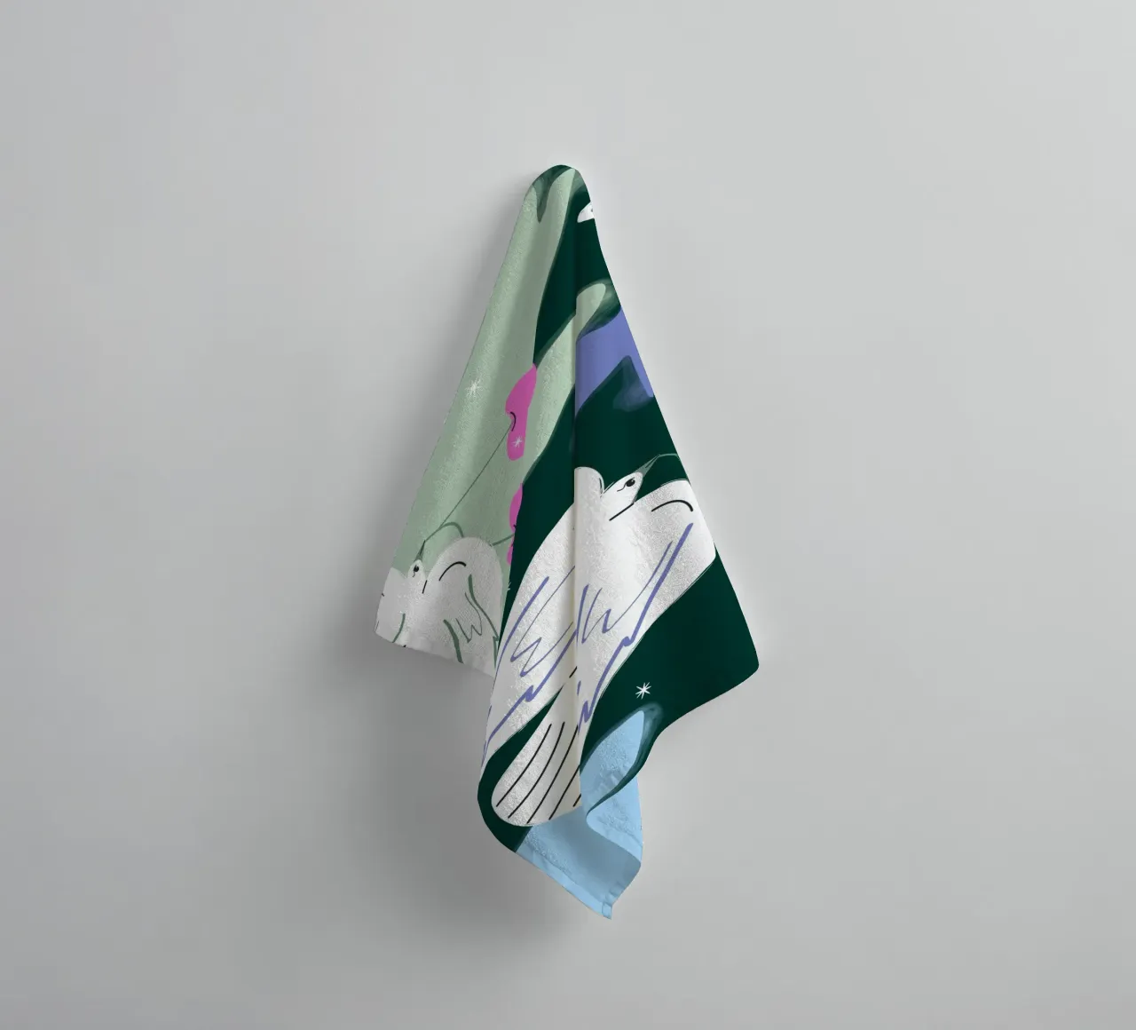 Uccelli bianchi e cielo colorato asciugamano da bagno da Silvie Illustration